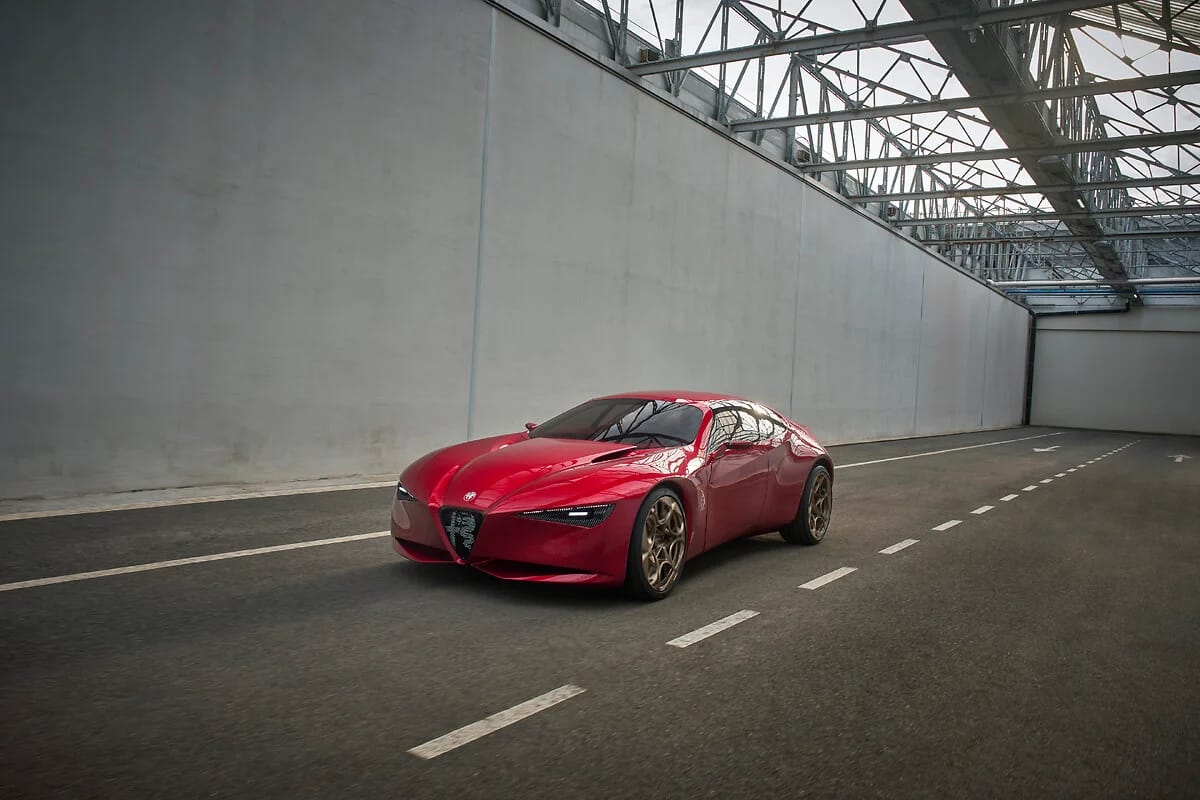 El Alfa Romeo Cuorerosso en color rojo, visto de tres cuartos delantero