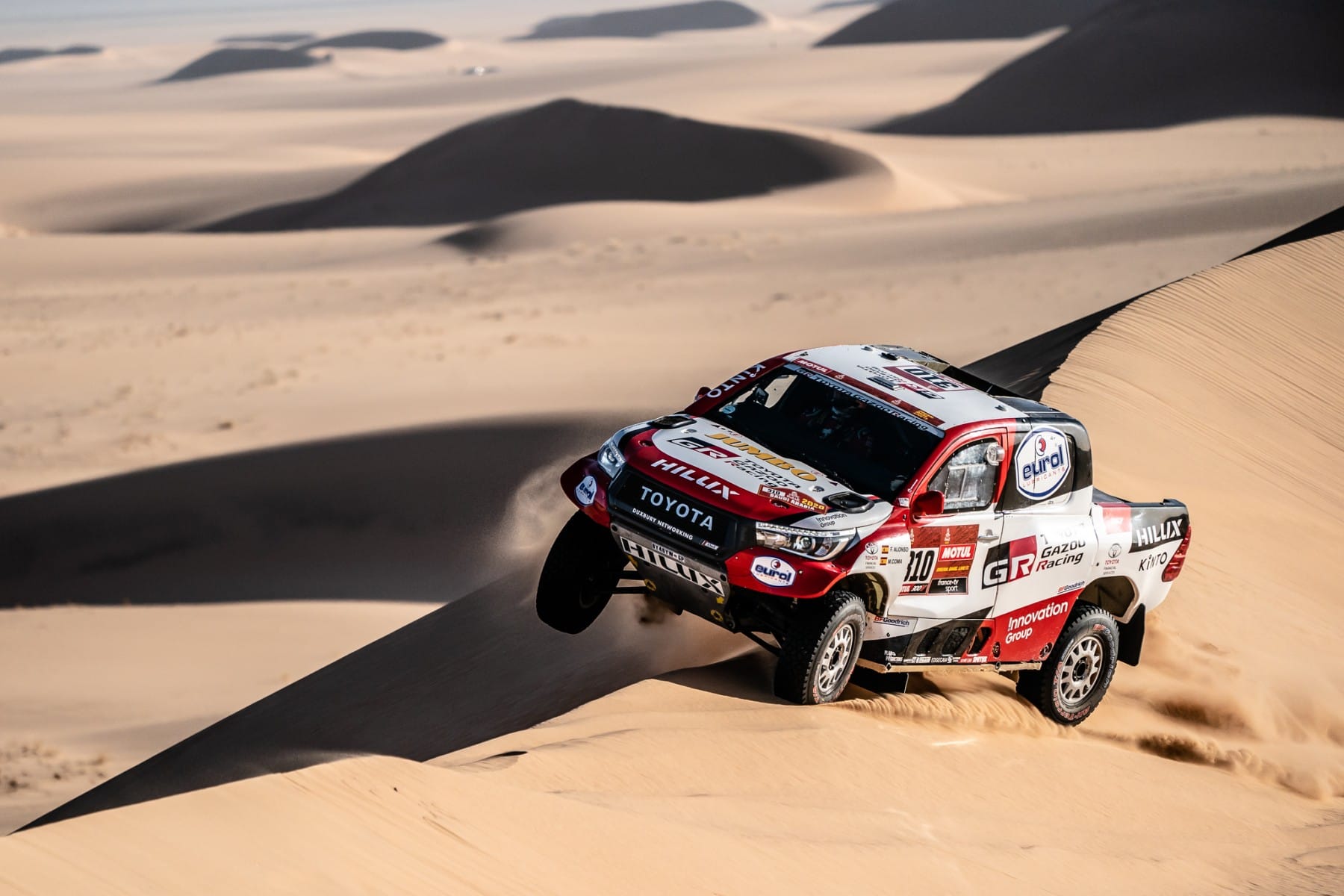 El Toyota Hilux número 310 de Fernando Alonso y Marc Coma salta una duna en el Dakar 2020