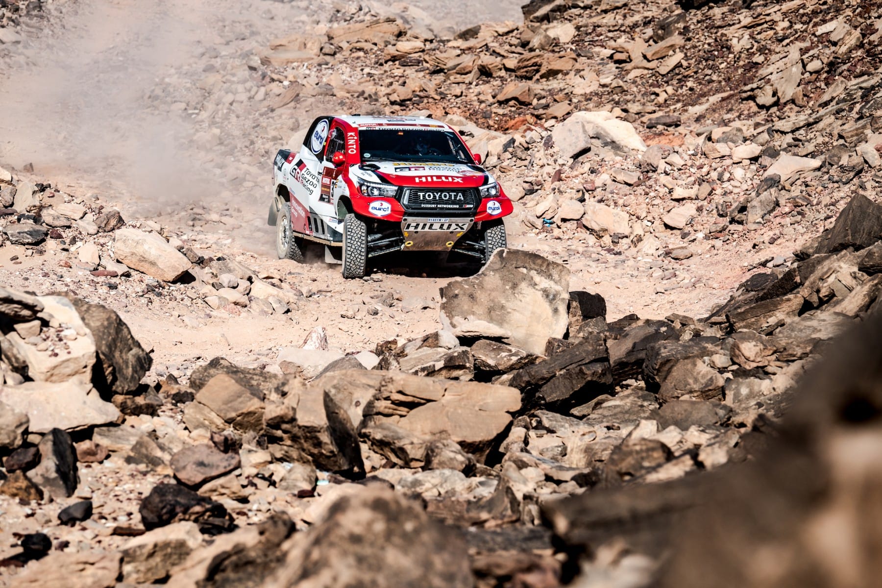 El Toyota Hilux de Fernando Alonso baja entre rocas en una etapa del Dakar 2020