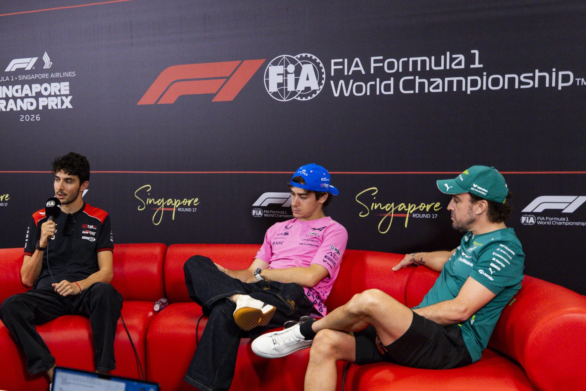 Esteban Ocon, Franco Colapinto y Fernando Alonso en la rueda de prensa oficial del jueves del Gran Premio de Singapur