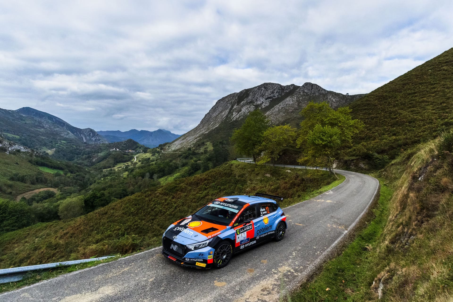 El Hyundai i20 N Rally2 de Arnau Bartés en una carretera de montaña