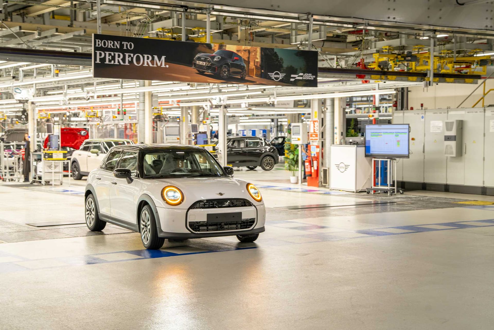 Un MINI eléctrico recién fabricado circula sin conductor por la planta de Oxford