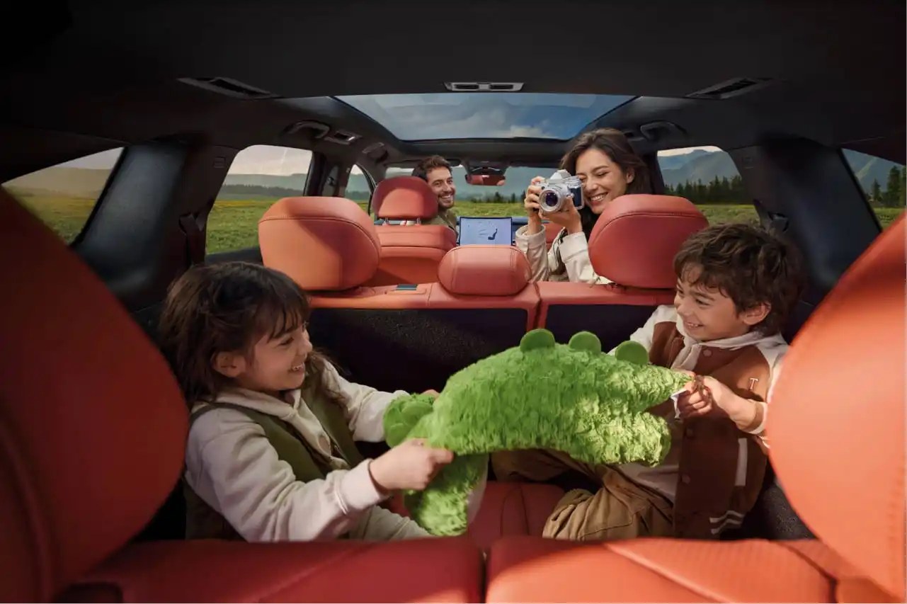 Interior del BYD ATTO 8 con una familia en las tres filas de asientos
