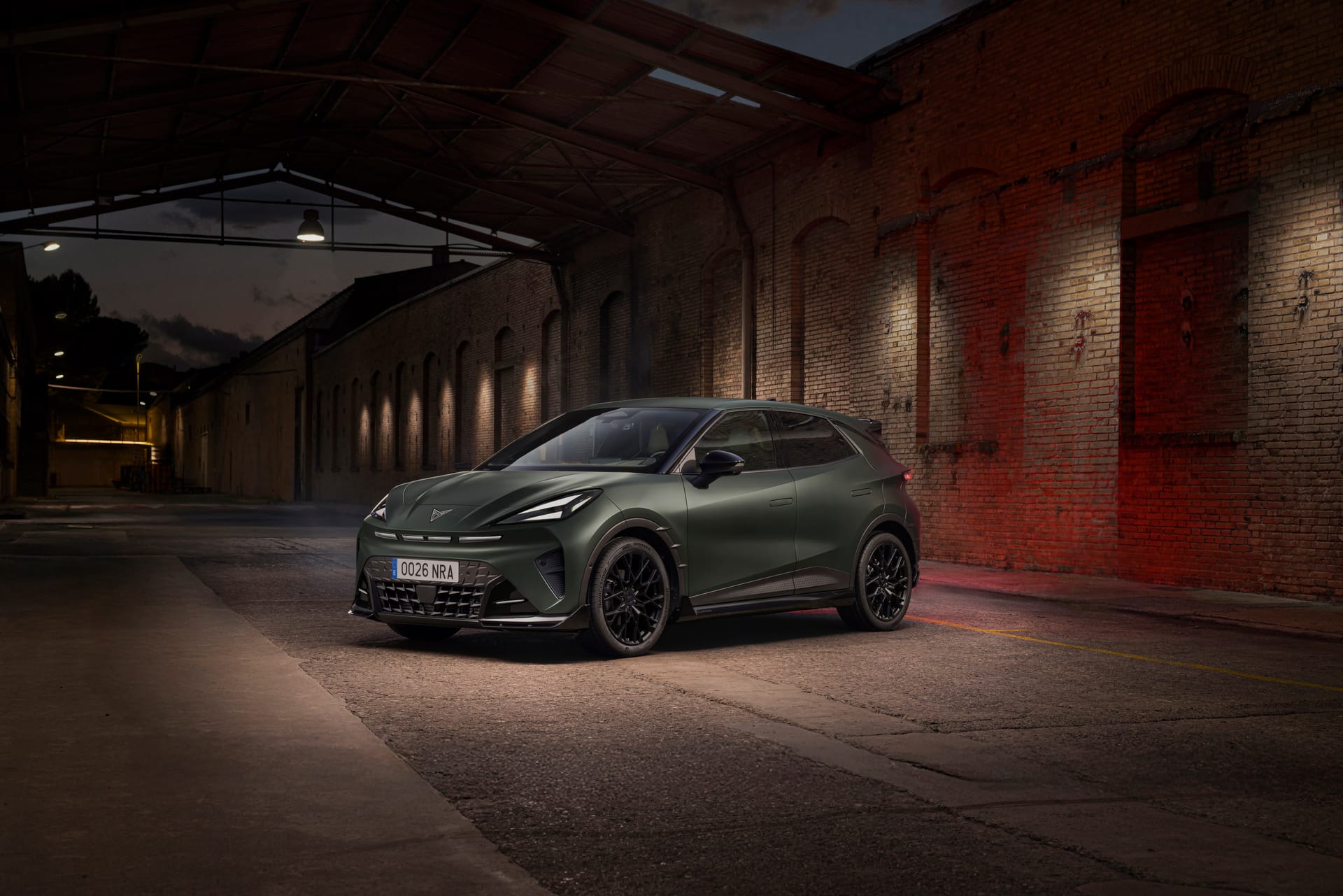 El Cupra Raval VZ CUSTOM CUPRA by ABT, en verde mate, en una nave industrial