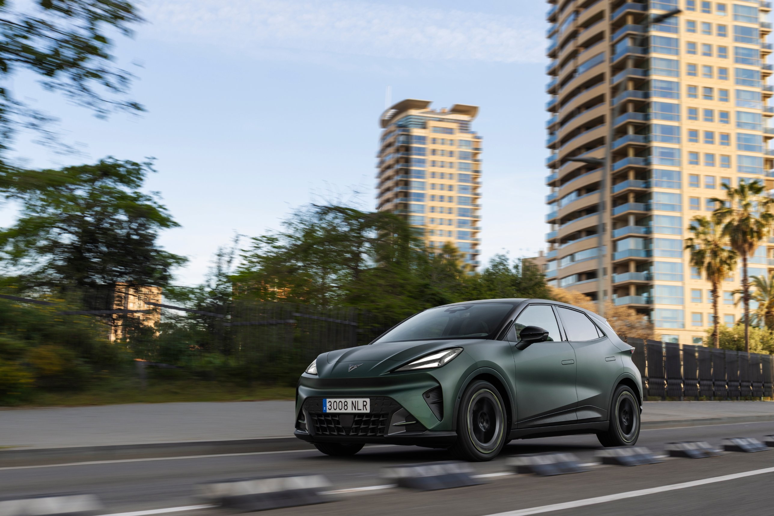 El CUPRA Raval en verde mate circulando por Barcelona