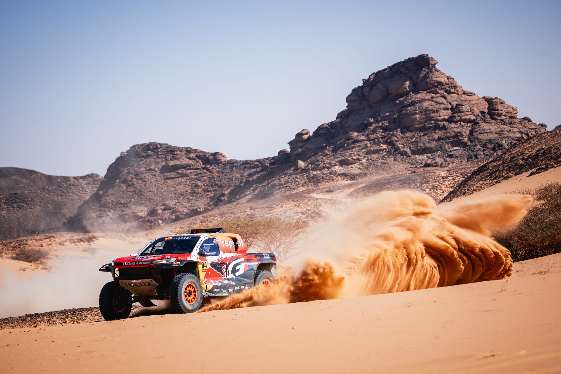 Un coche de la categoría Ultimate levanta arena en el desierto saudí durante el Dakar 2026