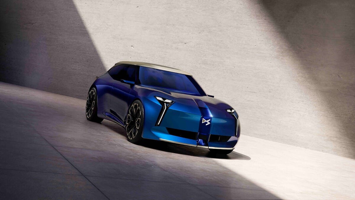 El DS F3VER Concept en color azul visto de frente