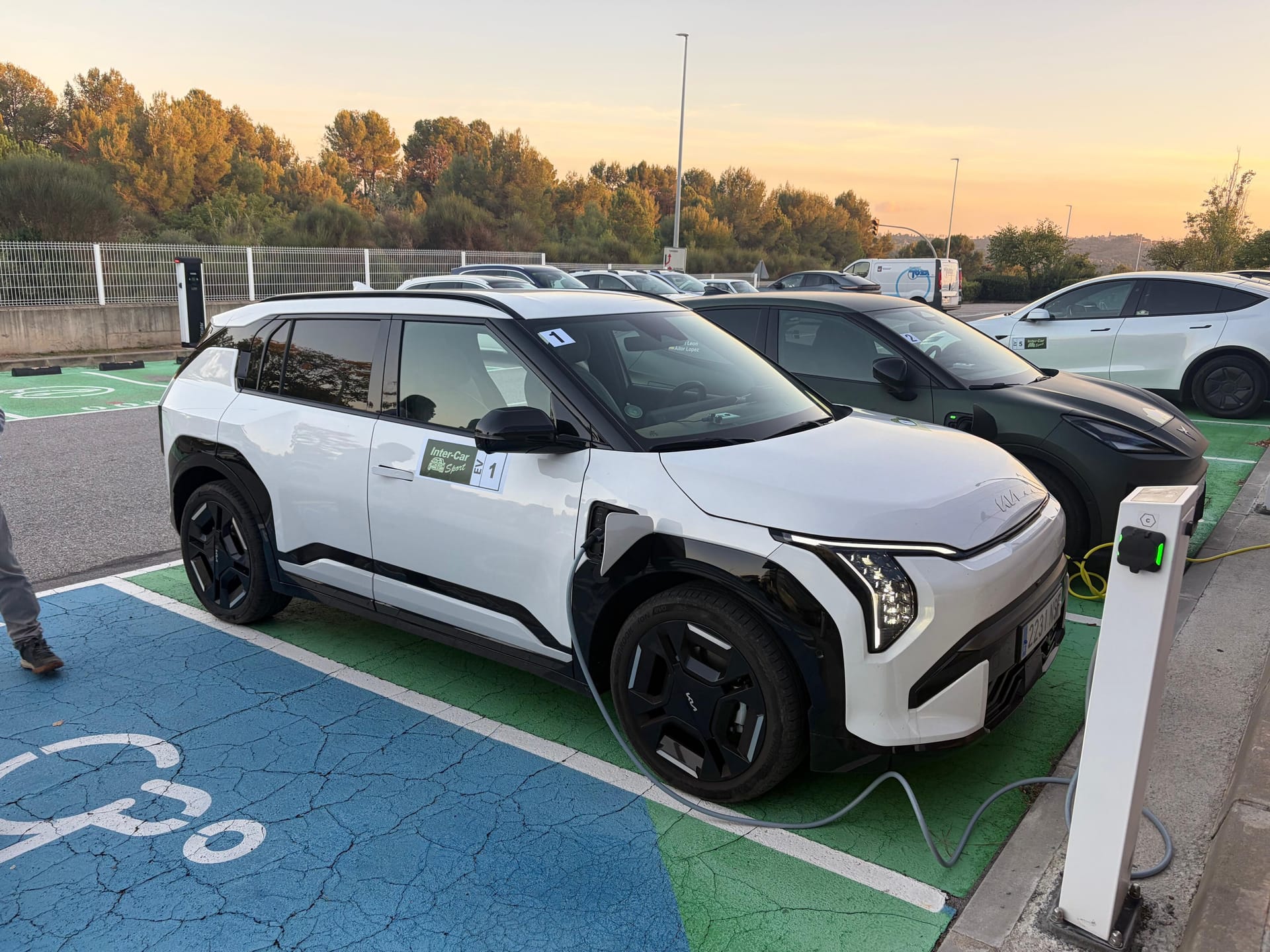 El Kia EV3 ganador del Eco Ral·li CAT Central, cargando en el parque cerrado