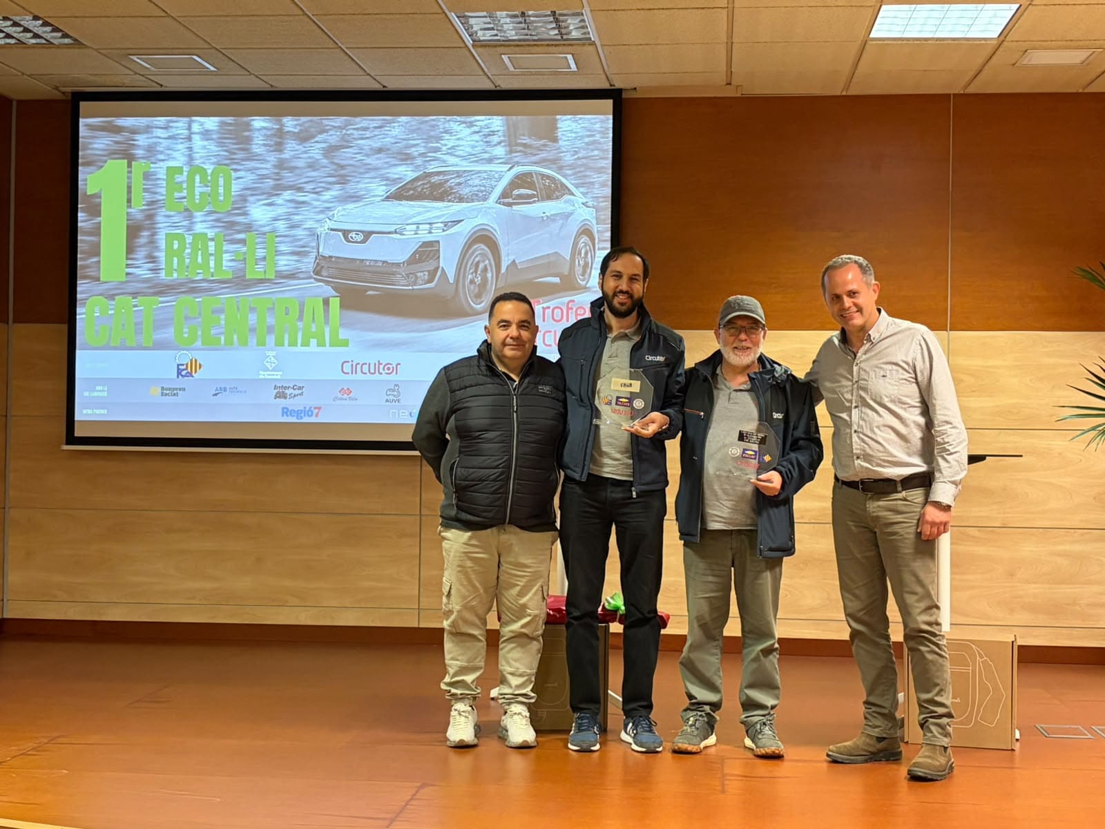 Los ganadores del primer Eco Ral·li CAT Central posan con sus trofeos