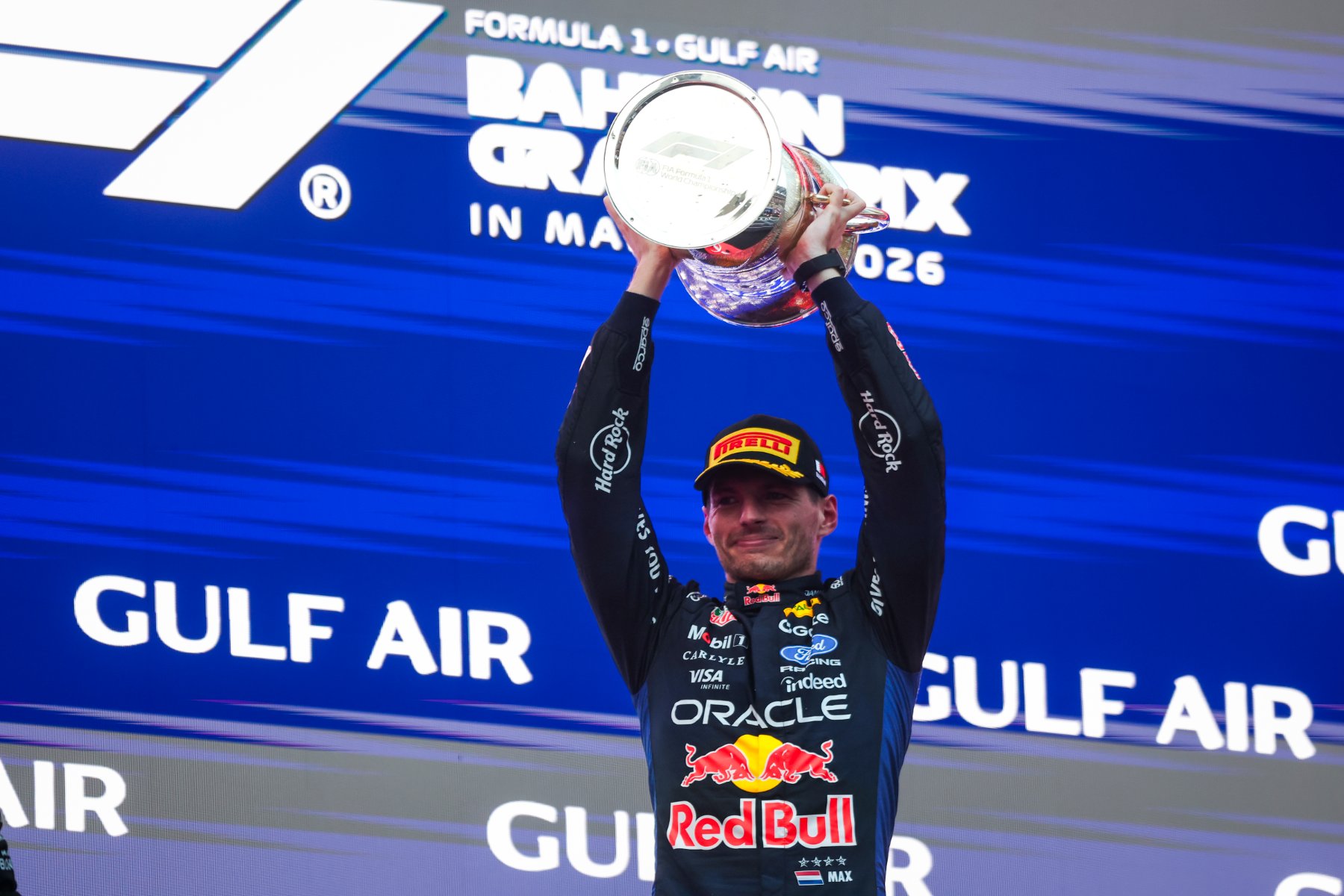 Max Verstappen levanta el trofeo de ganador en el podio del Gran Premio de Bahréin en Sepang