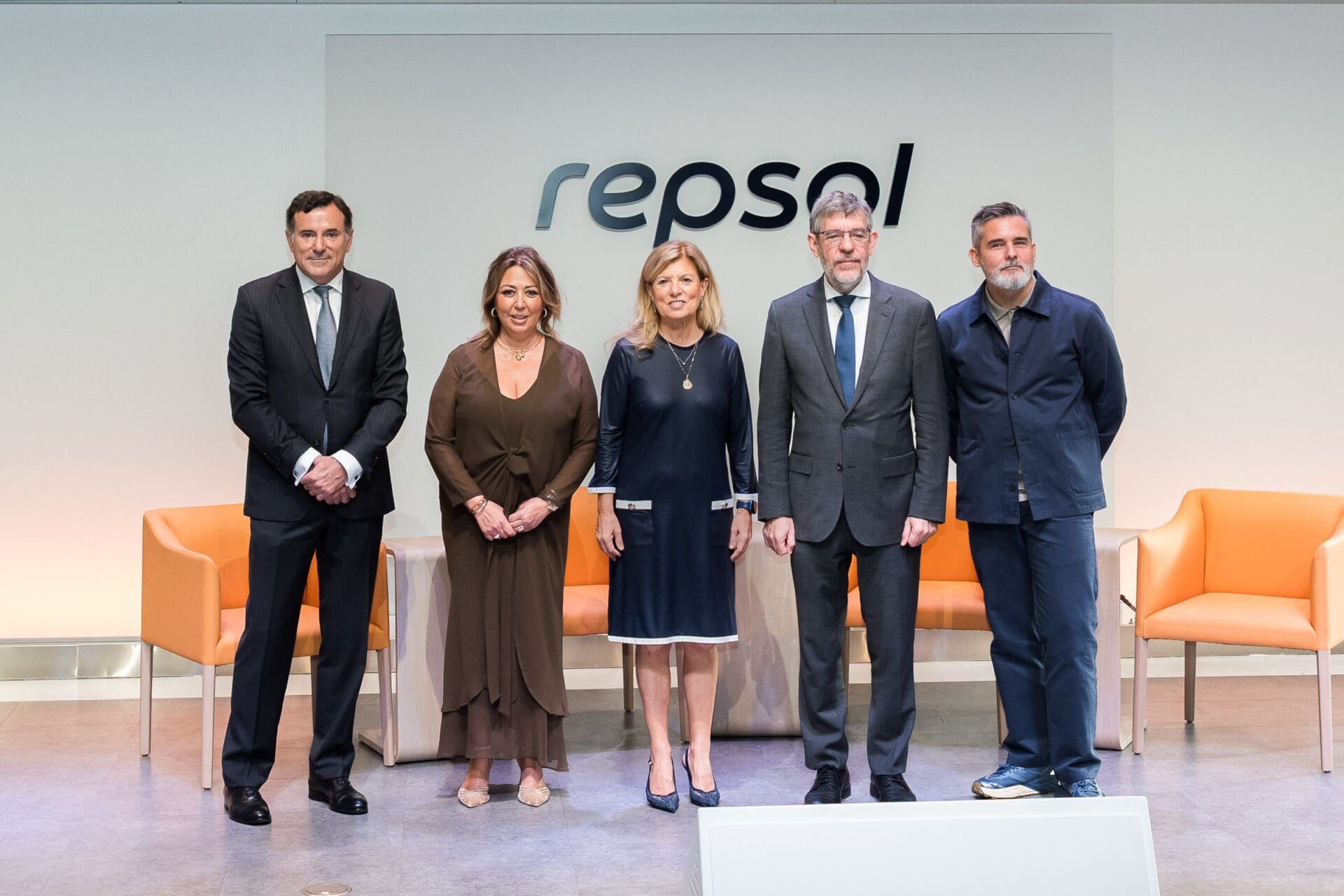 Participantes en el V Observatorio del Vehículo Industrial, en la sede de Repsol