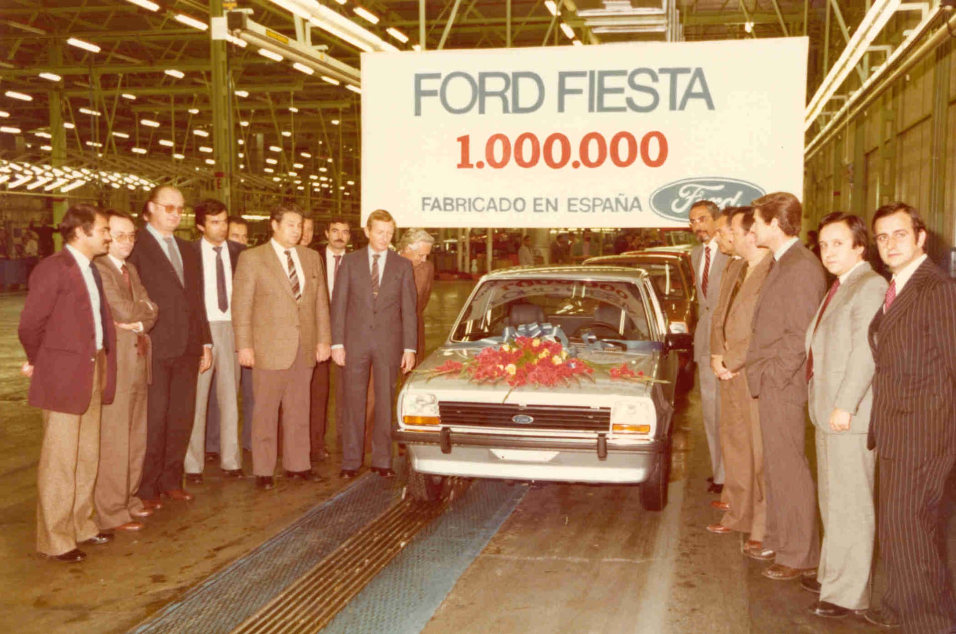 Trabajadores y directivos posan con el Ford Fiesta un millón fabricado en Almussafes