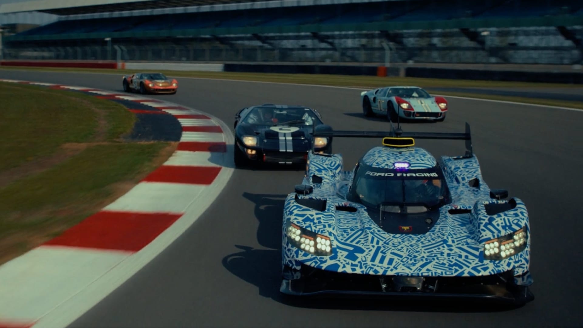 El Hypercar de Ford junto a los tres GT40 de Le Mans 1966
