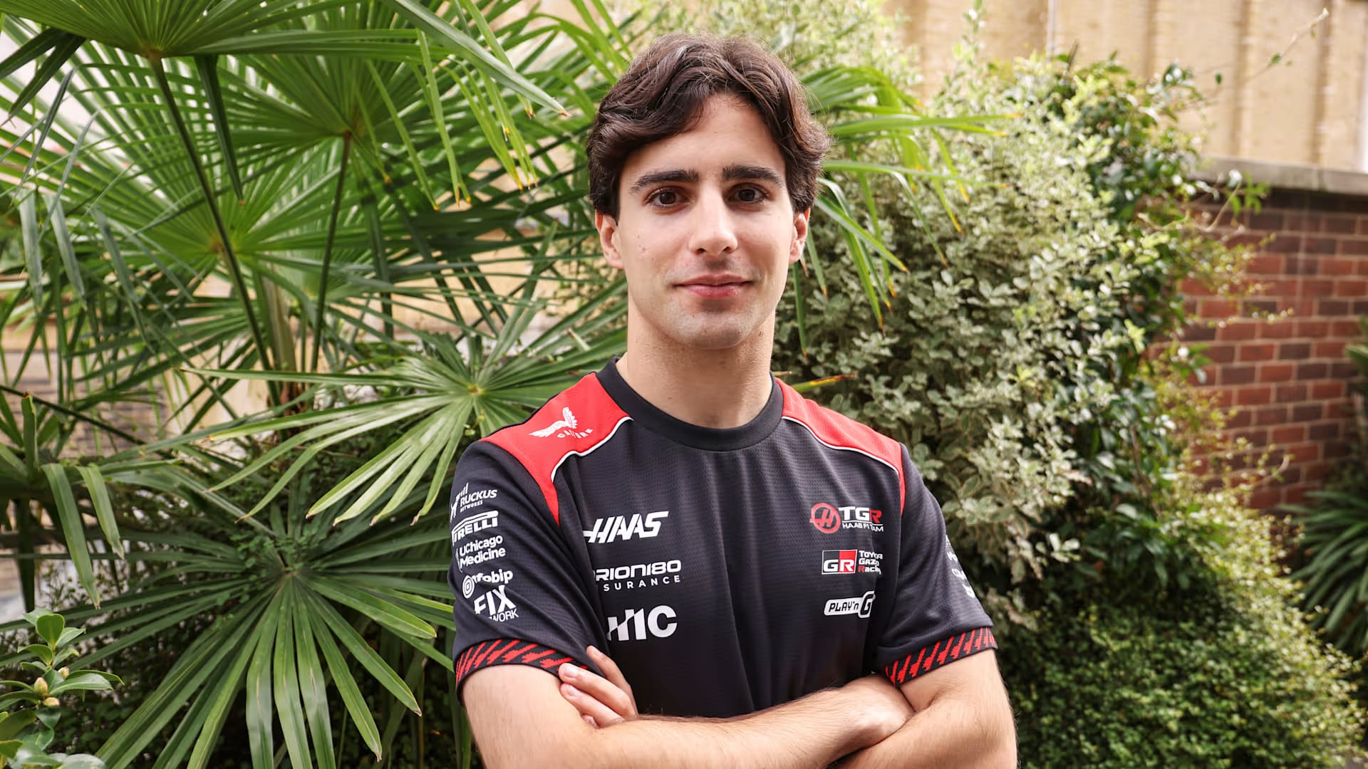 Rafael Câmara, con la camiseta de Haas, posa de brazos cruzados