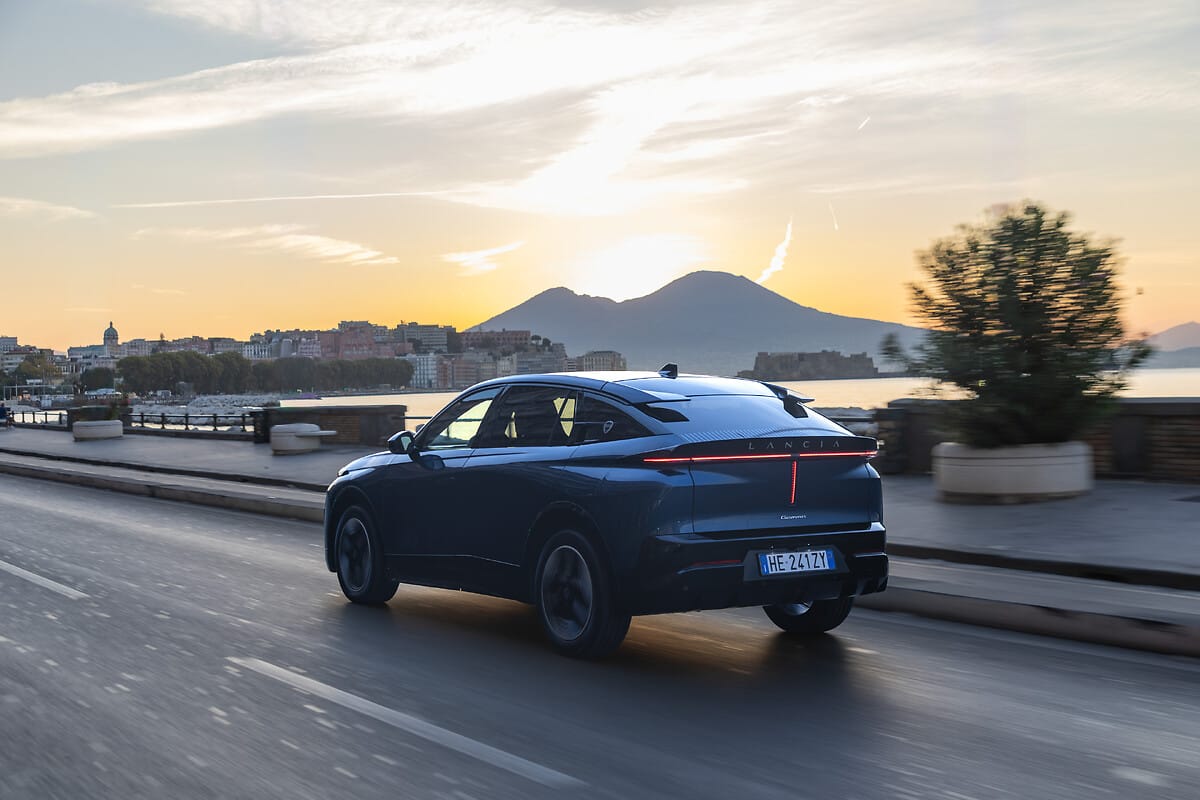 El nuevo Lancia Gamma en marcha junto al mar, con el Vesubio al fondo