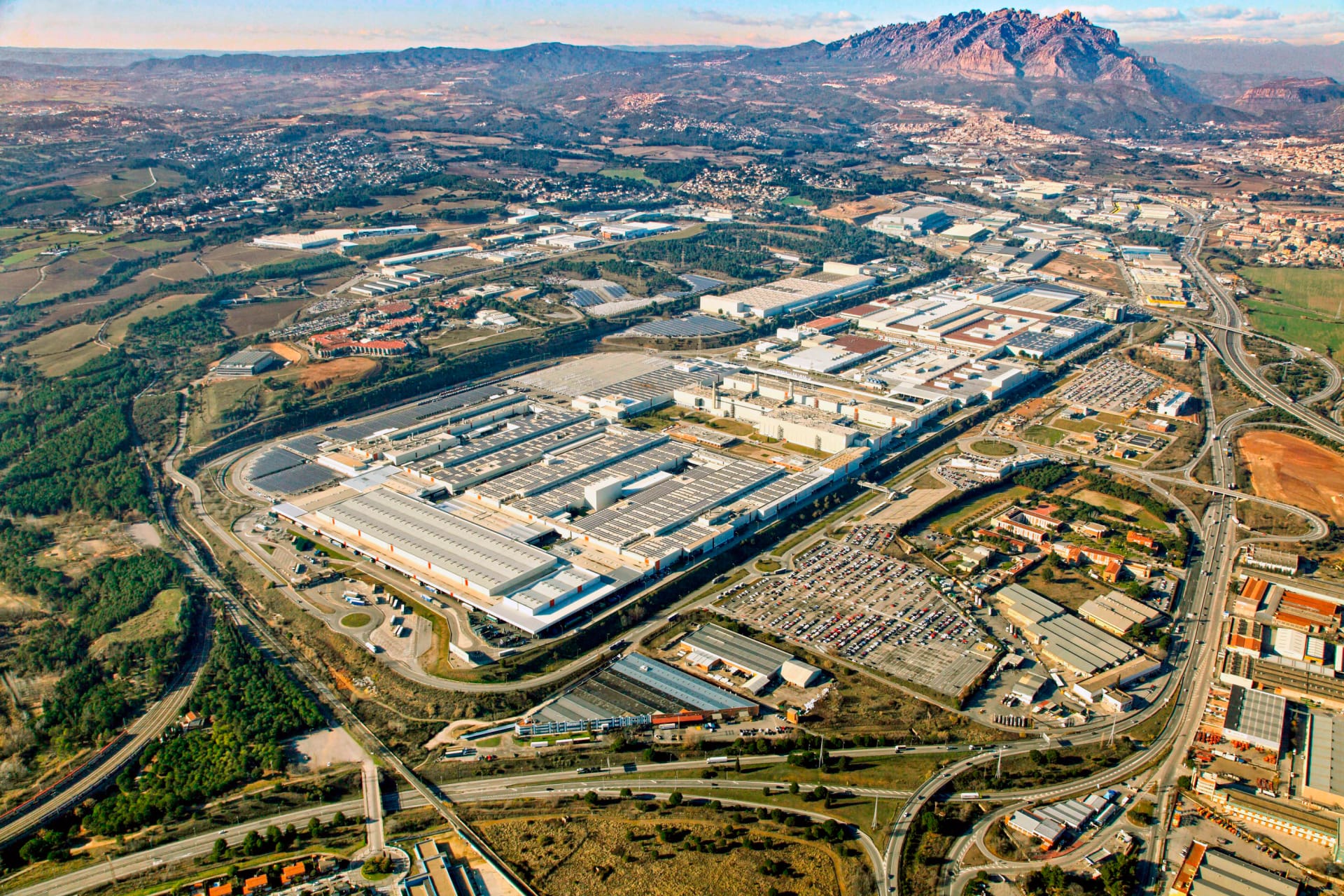 Vista aérea de la planta de SEAT & CUPRA en Martorell, con la montaña de Montserrat al fondo
