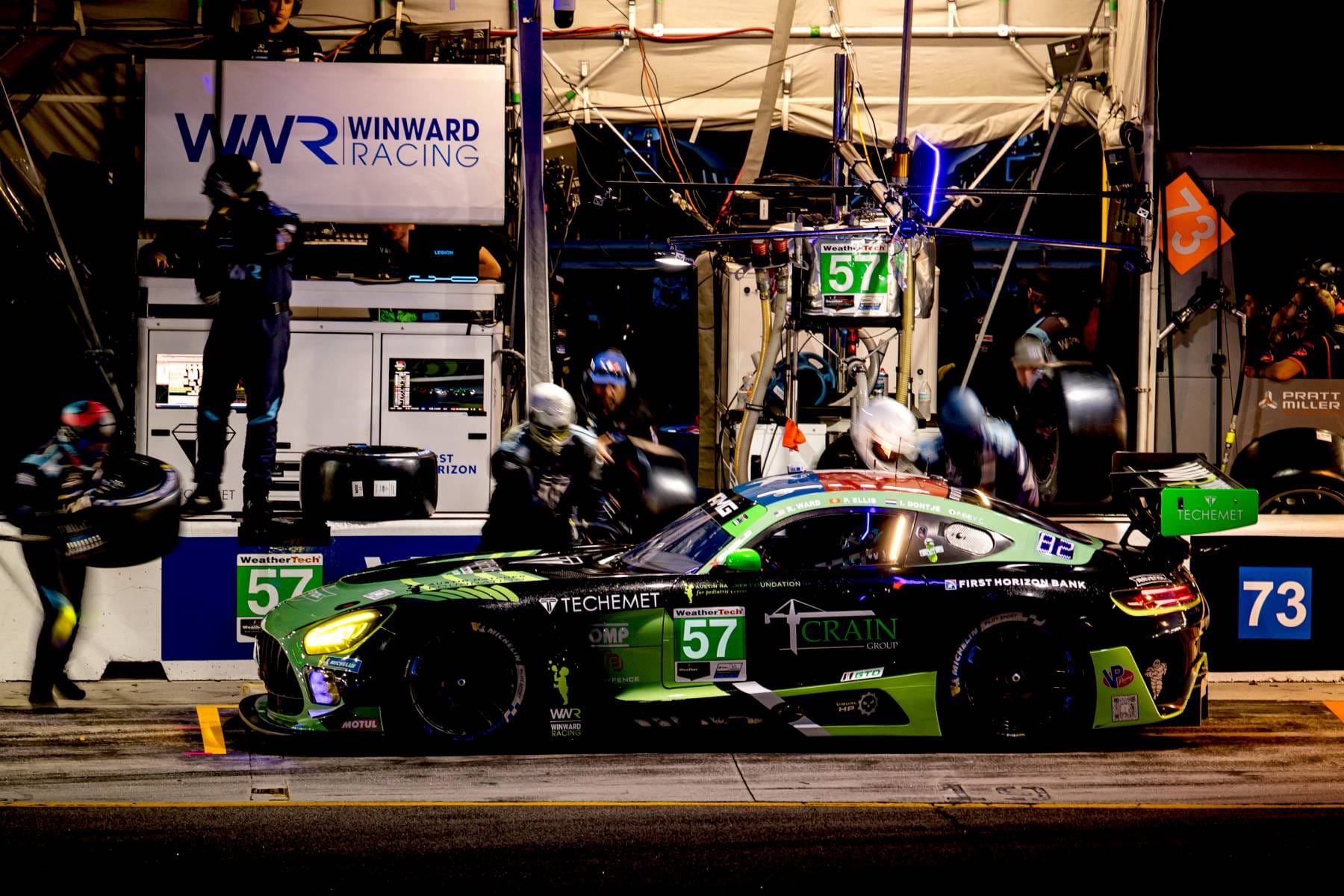 El Mercedes-AMG GT3 número 57 de Winward Racing en el pit lane de Road Atlanta