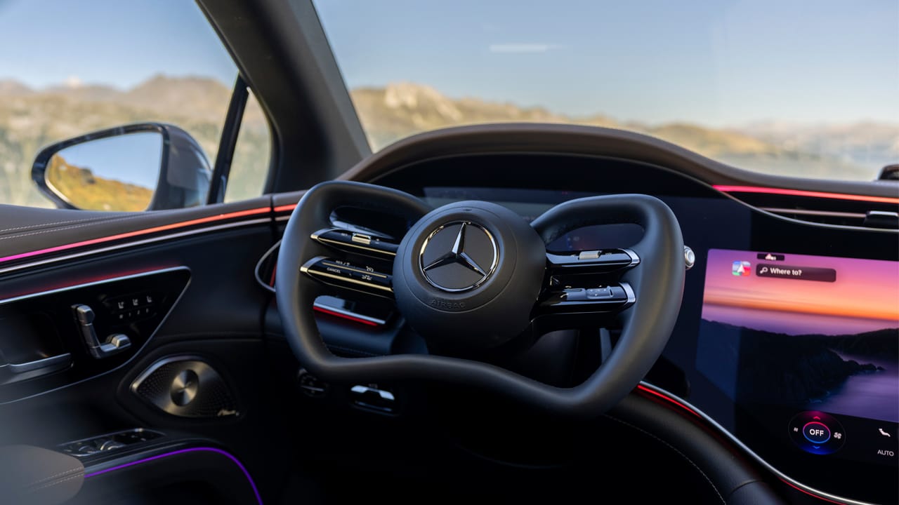 El volante de forma rectangular del Mercedes EQS con steer-by-wire, con el salpicadero y la pantalla central al fondo