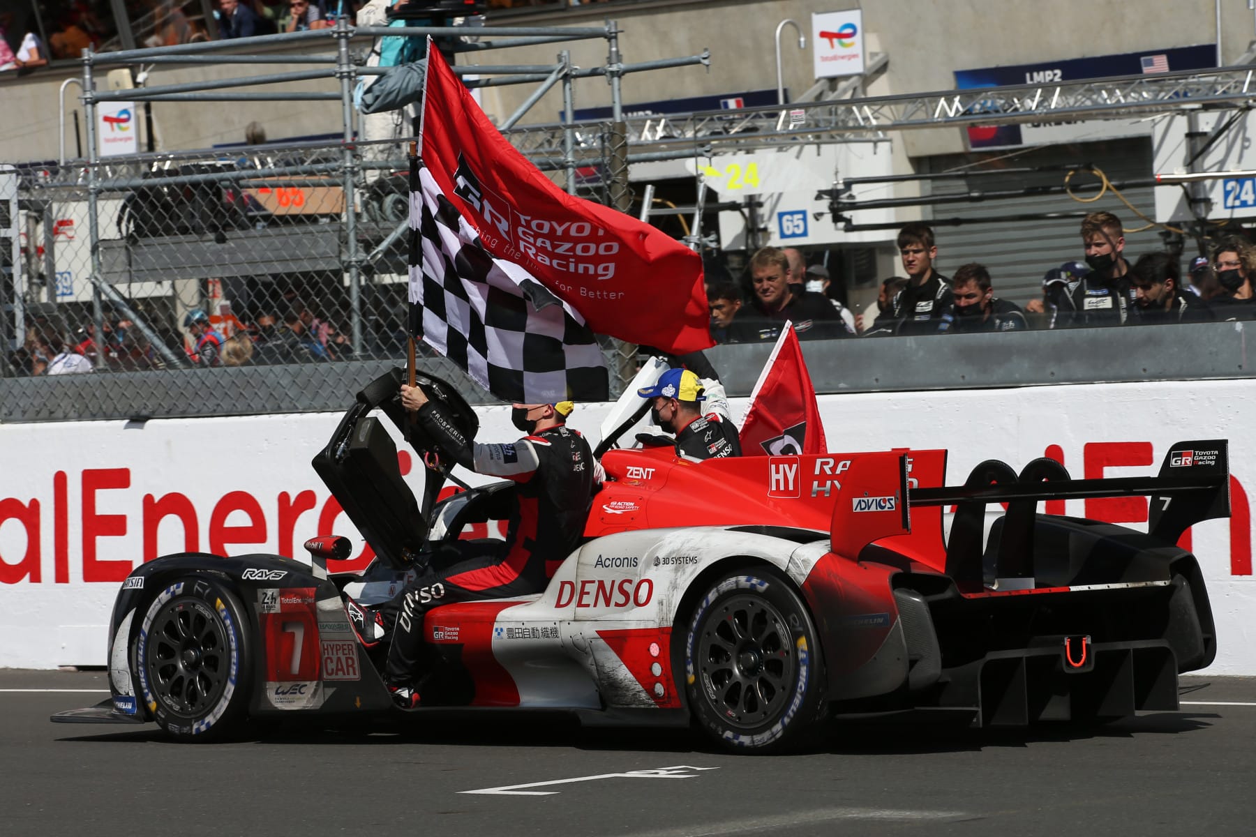 Un Toyota del WEC recibe la bandera de cuadros en Le Mans en 2021