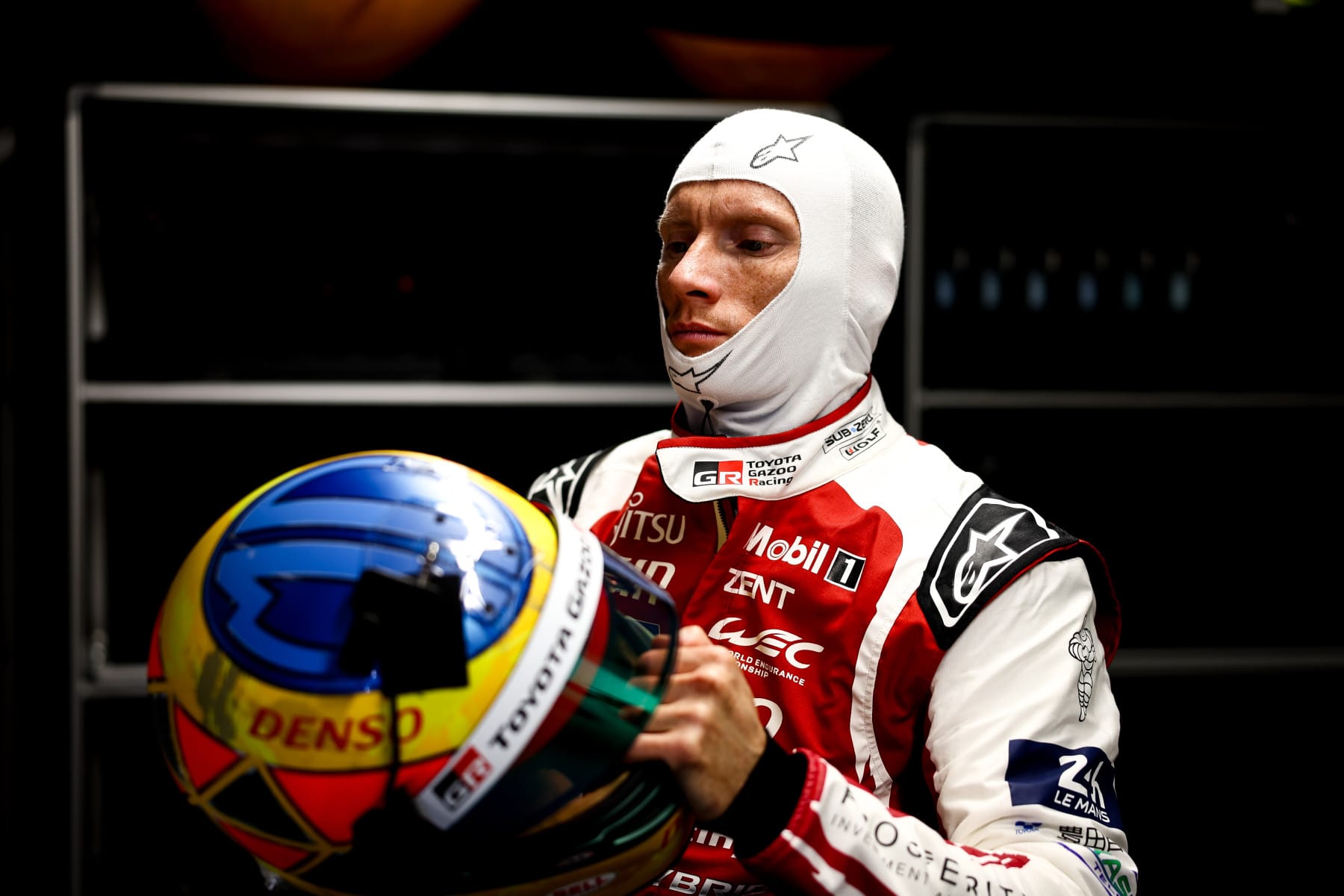 Mike Conway con el casco en la mano en el box de Toyota en Le Mans