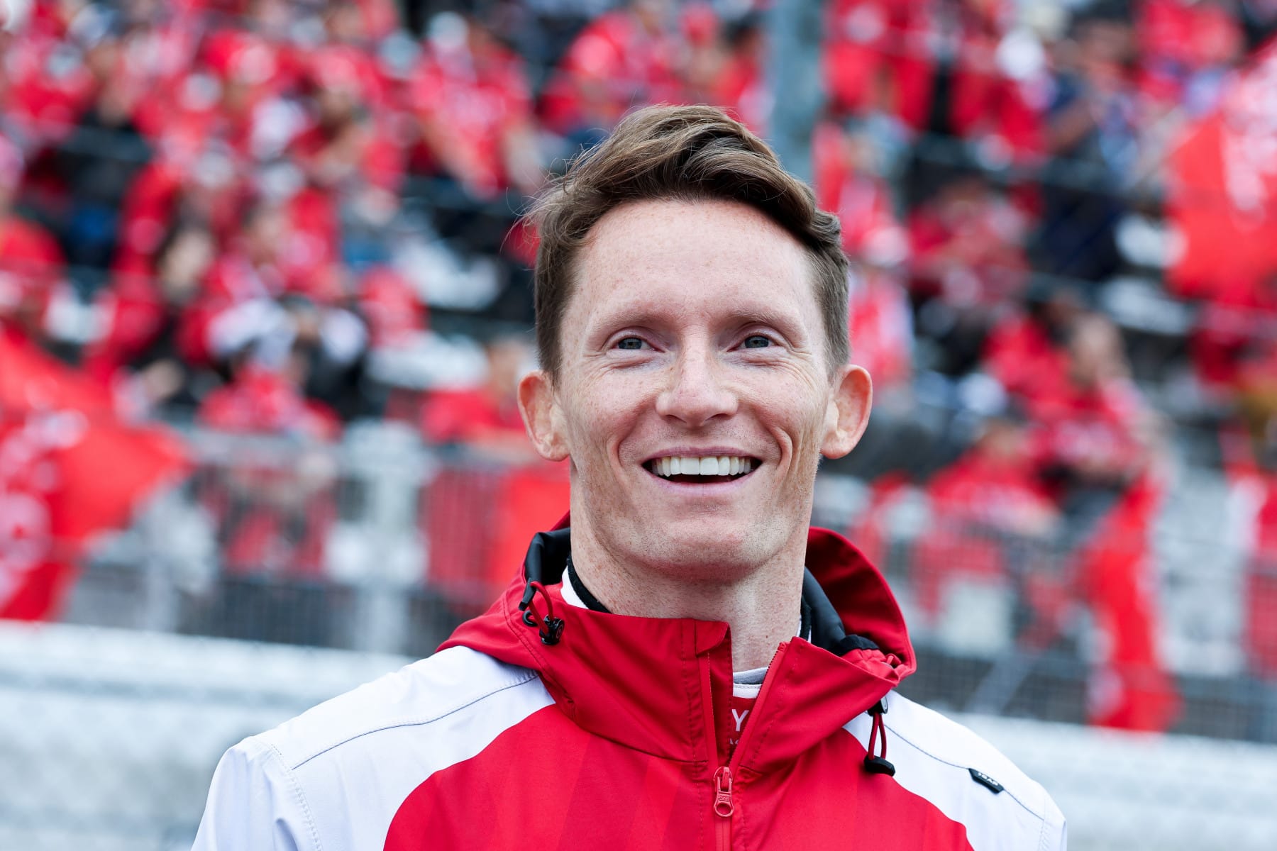 Mike Conway sonríe con la ropa de Toyota Racing en el circuito de Fuji