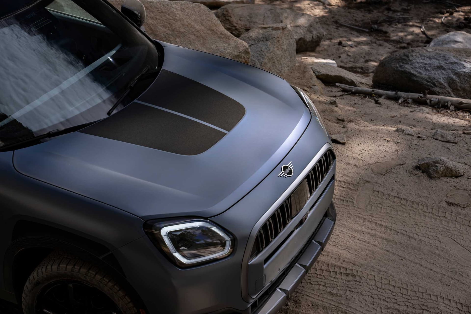 Detalle del frontal y el capó del MINI Countryman Untamed Edition