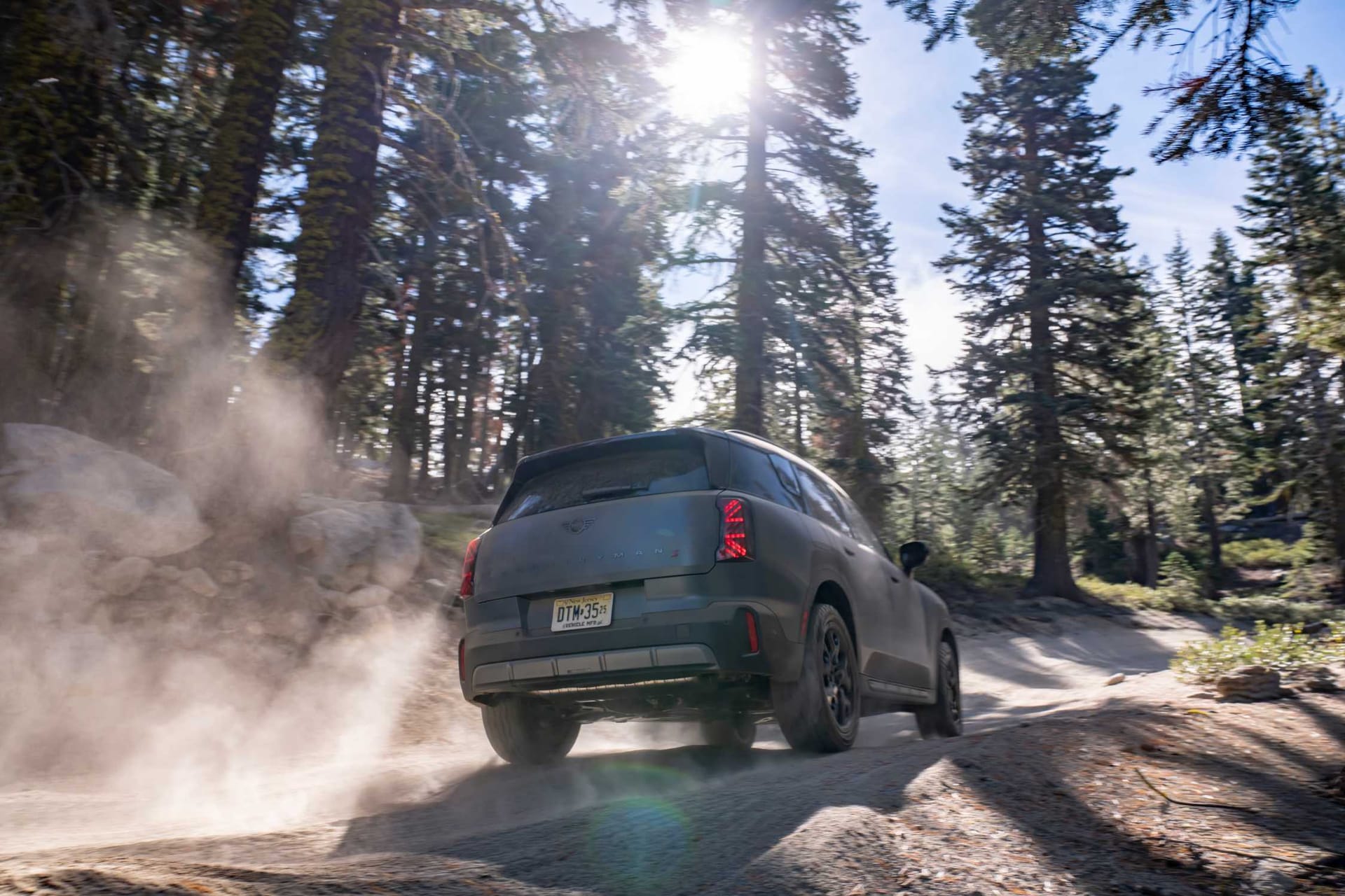 El MINI Countryman Untamed Edition levanta polvo en una pista forestal