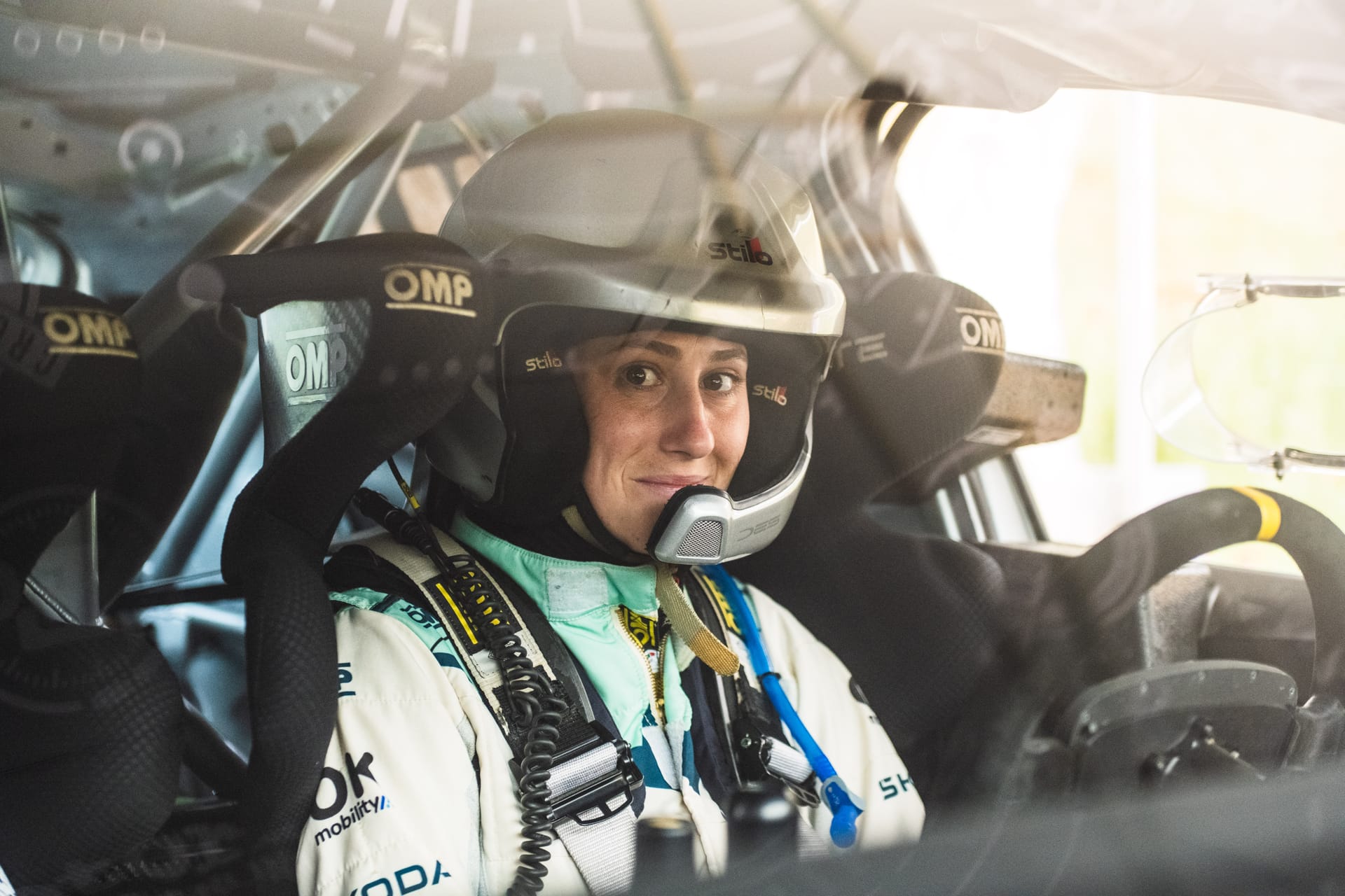 Nuria Pons sonríe con el casco puesto al volante de un coche de rallyes