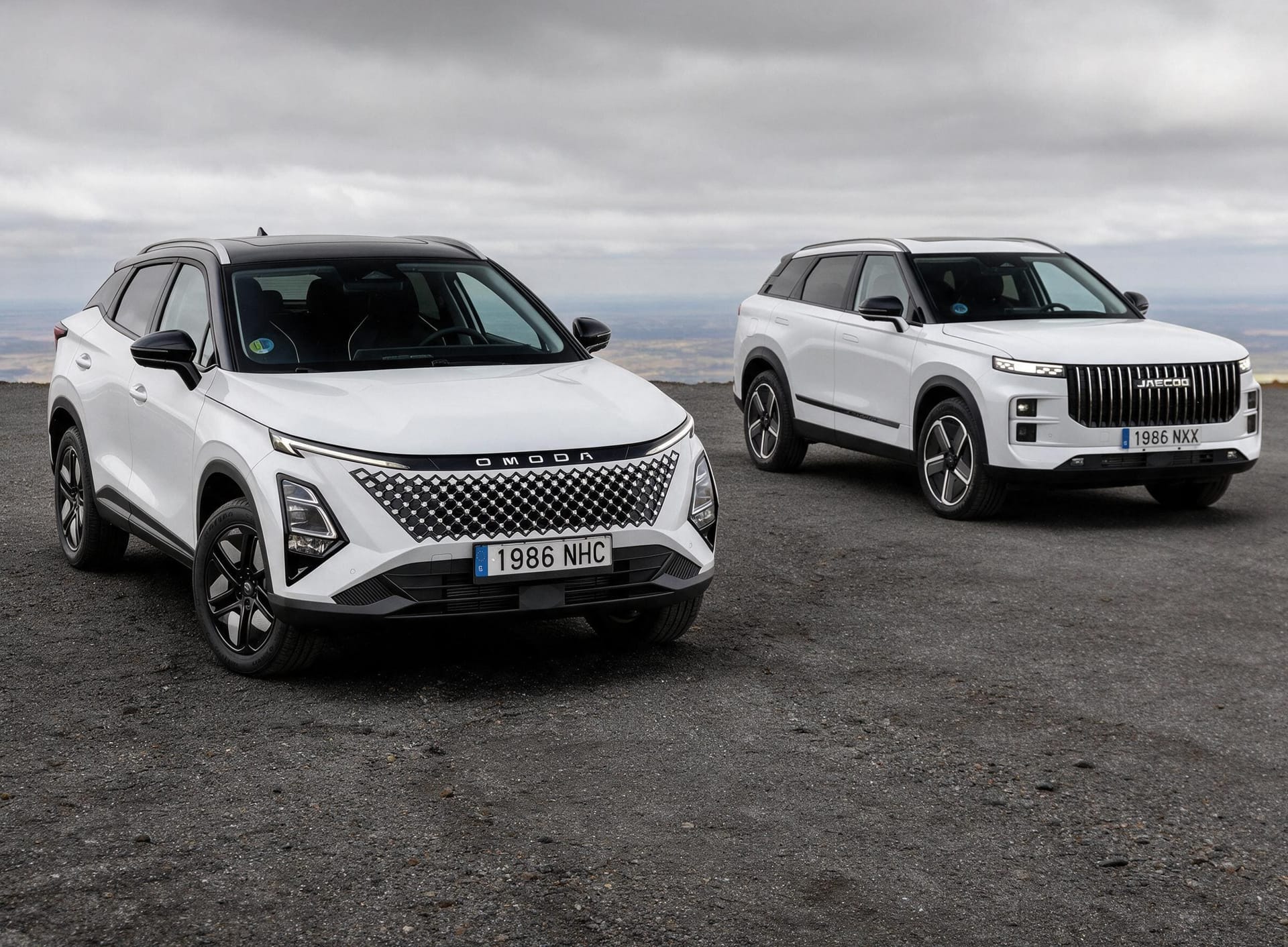 Un SUV de Omoda y otro de Jaecoo, aparcados en lo alto de una montaña
