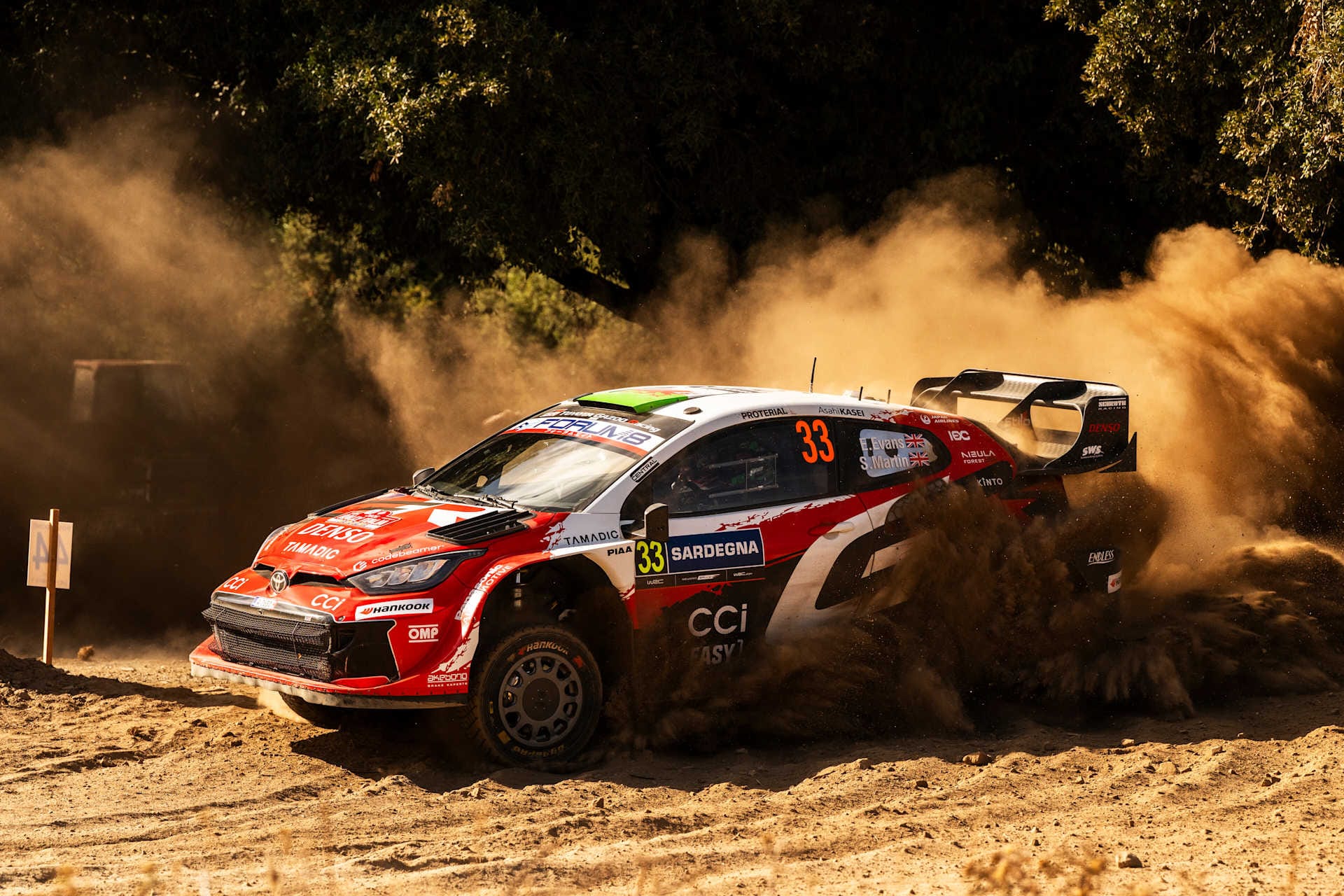 El Toyota GR Yaris Rally1 número 33 de Elfyn Evans levanta una gran nube de polvo en un tramo de tierra de Cerdeña