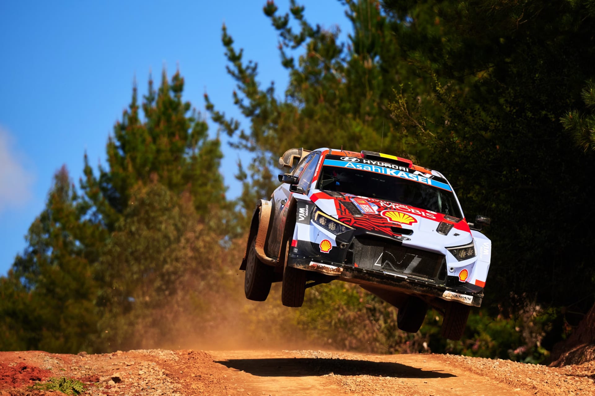 El Hyundai i20 N Rally1 de Thierry Neuville en pleno salto sobre tierra