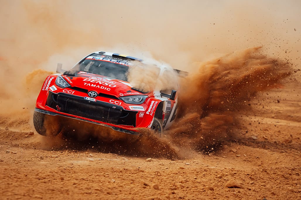 El Toyota GR Yaris Rally1 número 99 de Oliver Solberg levanta tierra en una curva