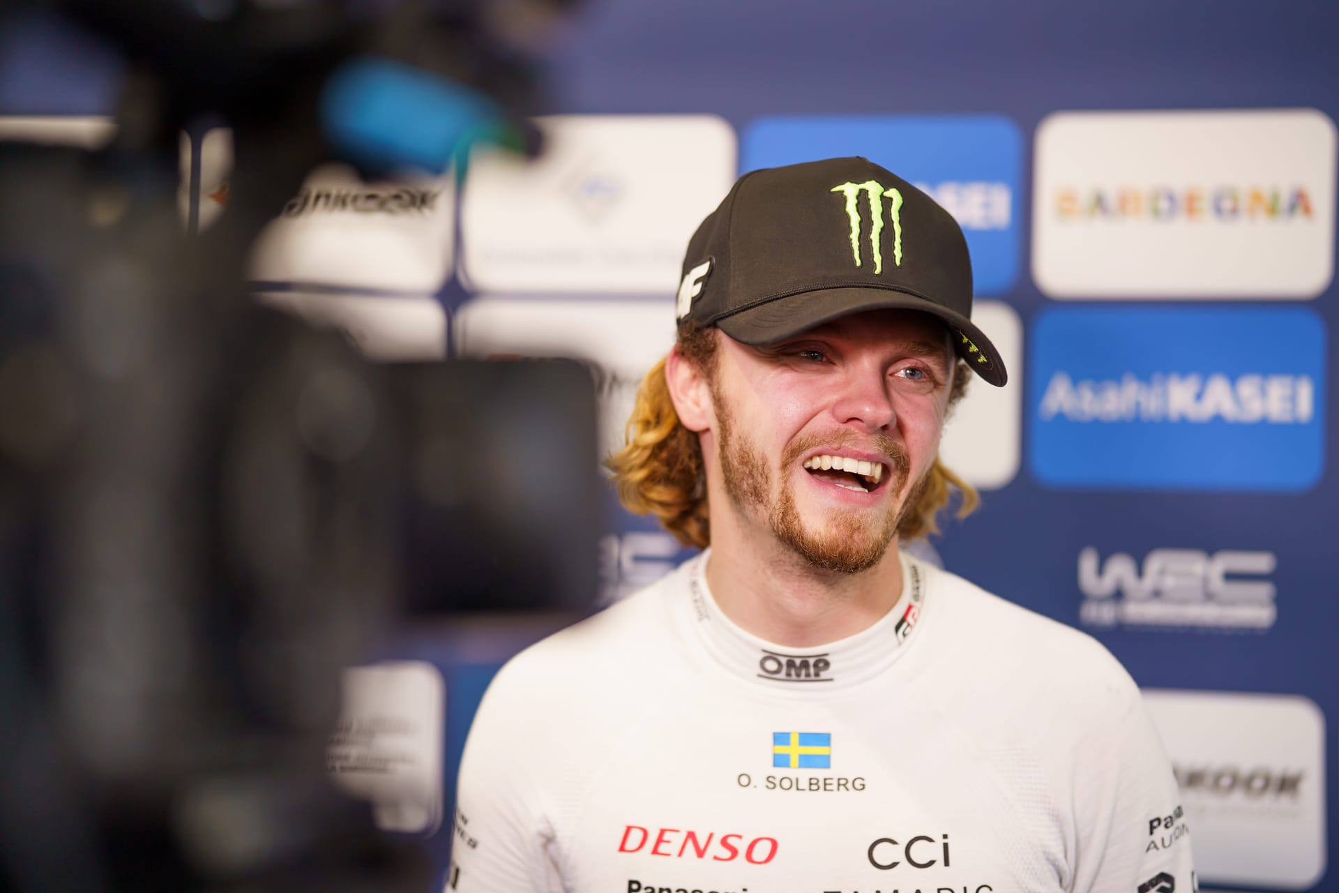 Oliver Solberg sonríe con una gorra negra durante una entrevista en Cerdeña