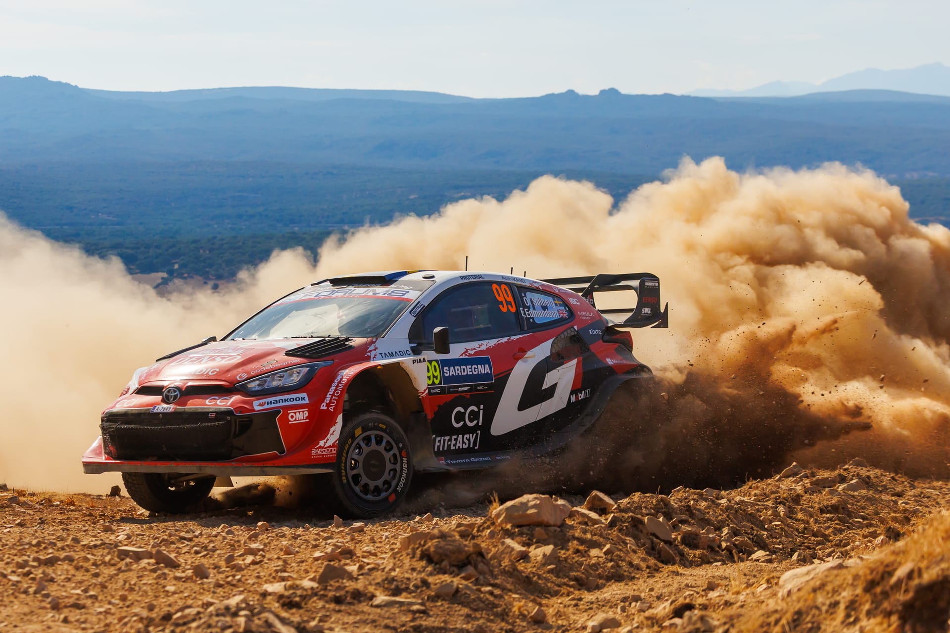 El Toyota GR Yaris Rally1 de Oliver Solberg derrapa y levanta una nube de tierra en un tramo de Cerdeña