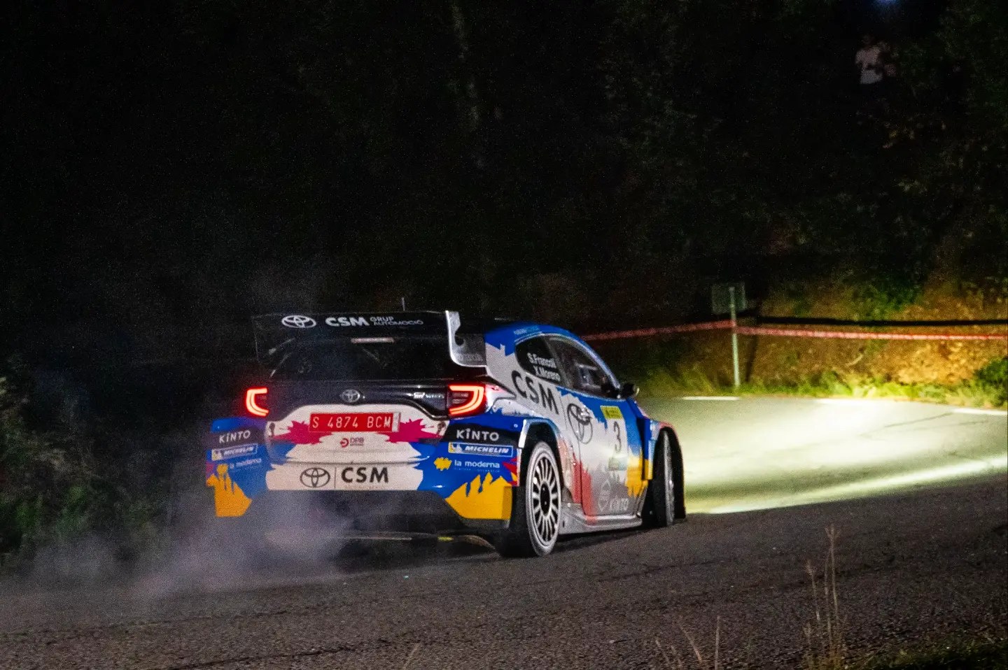 El Toyota GR Yaris Rally2 de Francolí, de noche y con los faros encendidos, en uno de los tramos del viernes