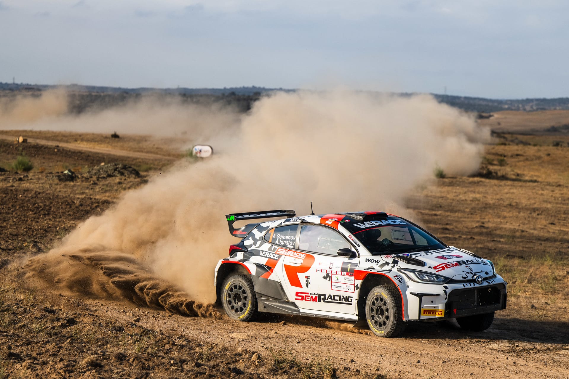 El Toyota GR Yaris Rally2 de Aleksandr Semenov levanta una gran nube de polvo en un tramo de tierra