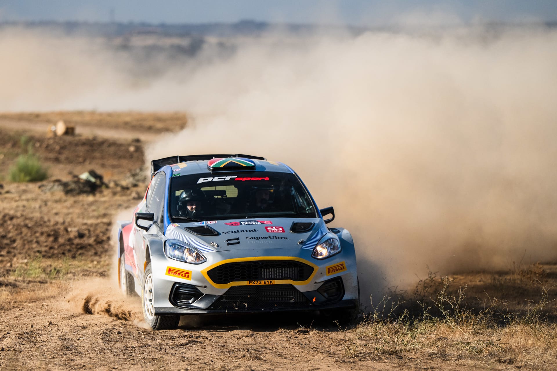 El Ford Fiesta R5 MkII de Max Smart levanta una nube de polvo en un tramo de tierra del Rallye de Cáceres