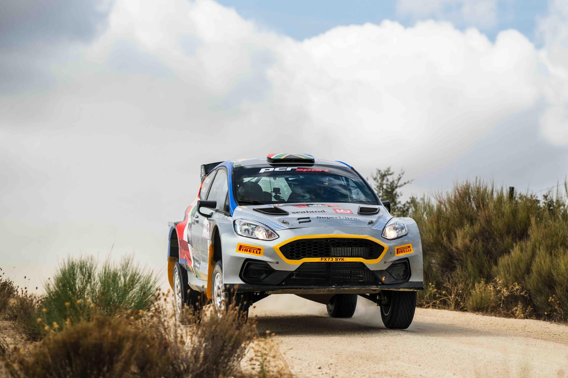 El Ford Fiesta R5 MkII de Max Smart, con las ruedas delanteras en el aire, en un camino de tierra del Rallye de Cáceres