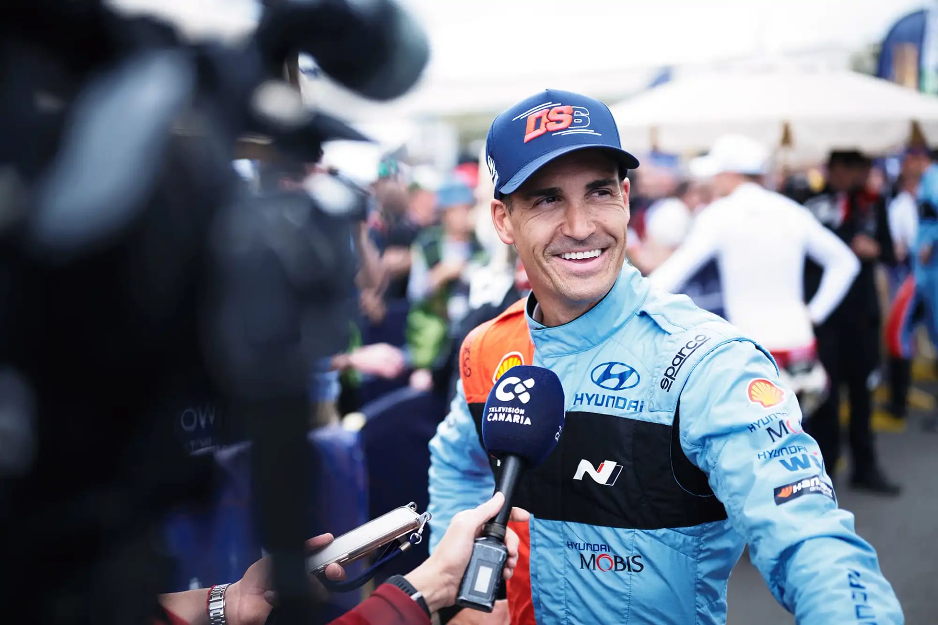 Dani Sordo, con la ropa de Hyundai, atiende a los medios en Rallylegend