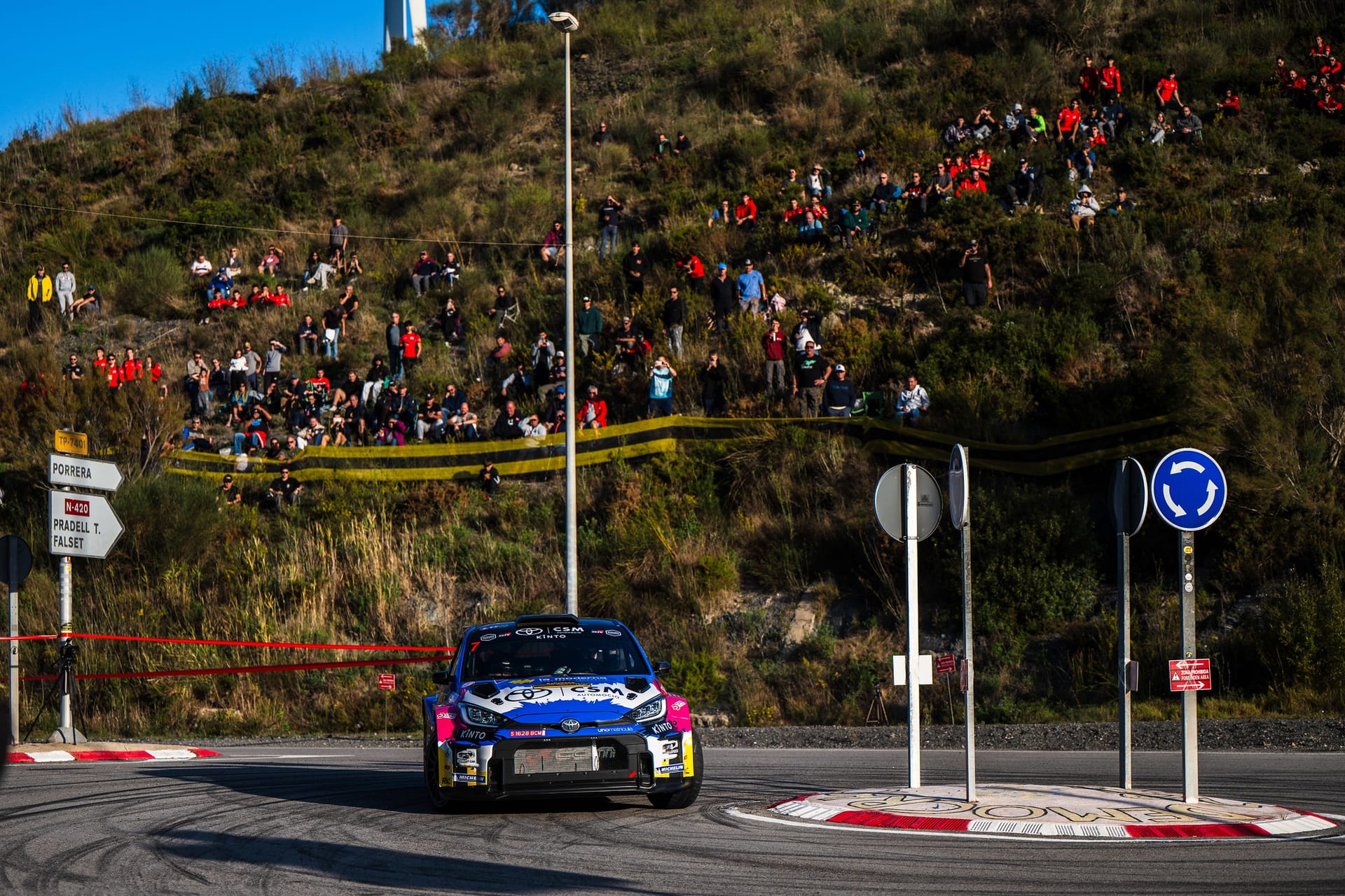 El Toyota número 7 de Sergi Francolí y Javier Moreno ante el público
