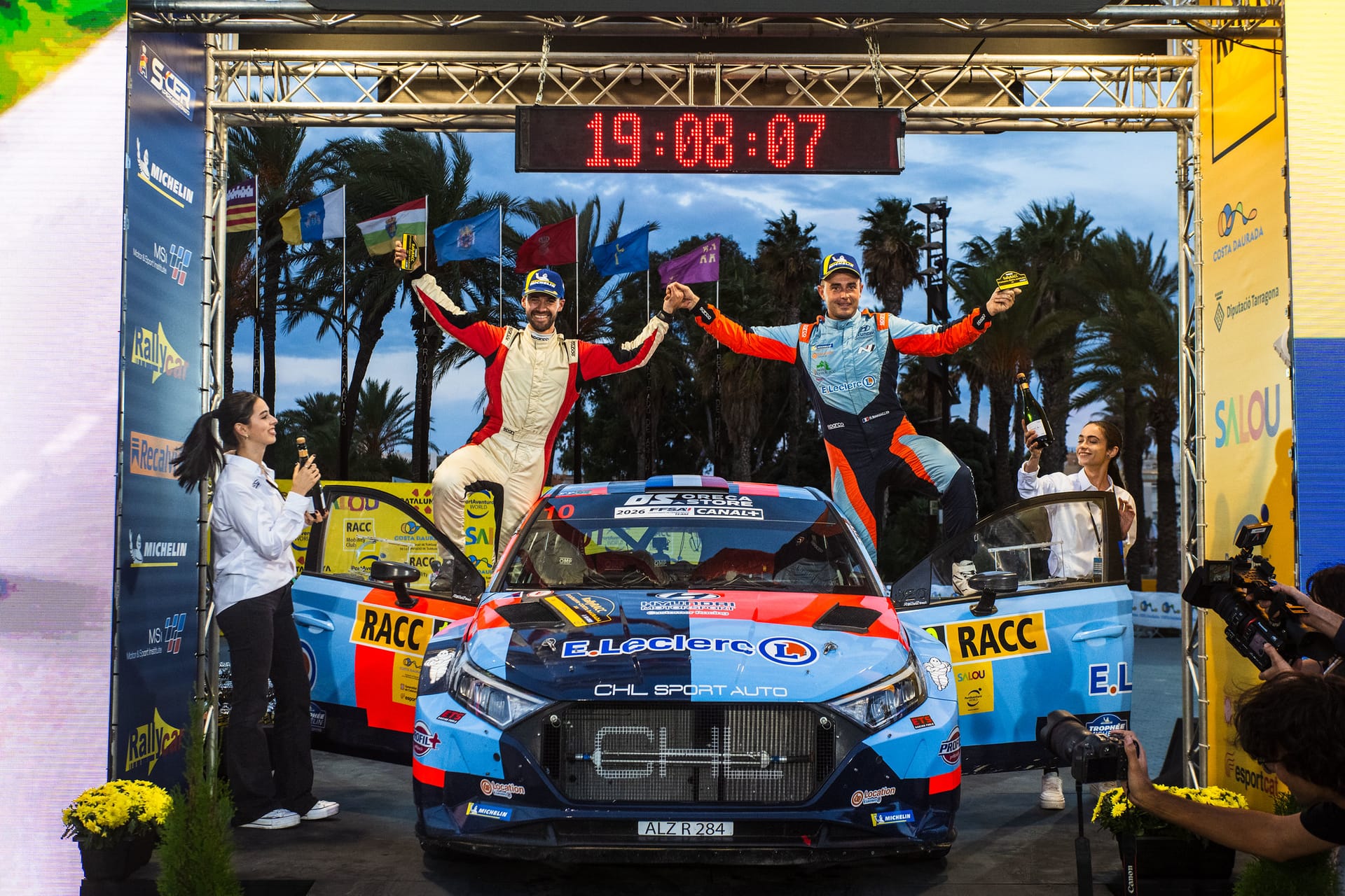 Hugo Margaillan y Bastien Dumas celebran la victoria sobre su Hyundai en la llegada del RallyRACC en Salou