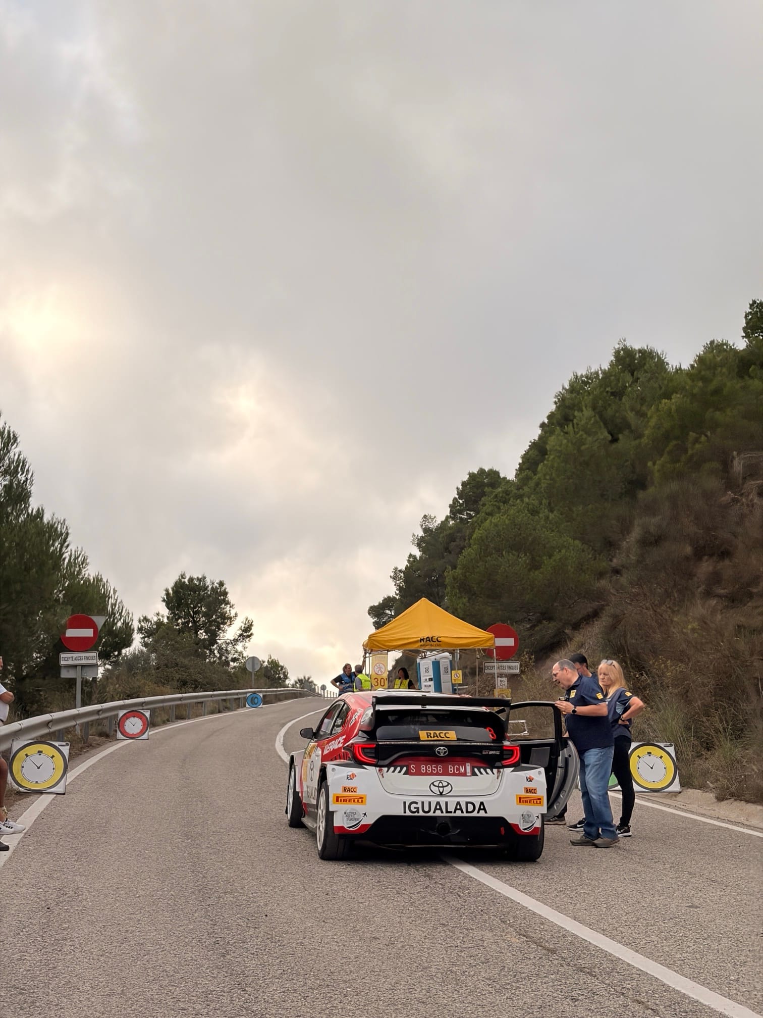 El Toyota de Sergi Pérez, parado en el control horario antes de un tramo