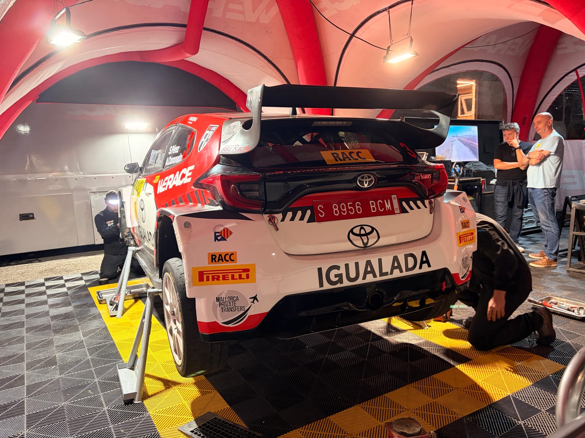 El Toyota número 3 bajo la carpa del equipo WeRace