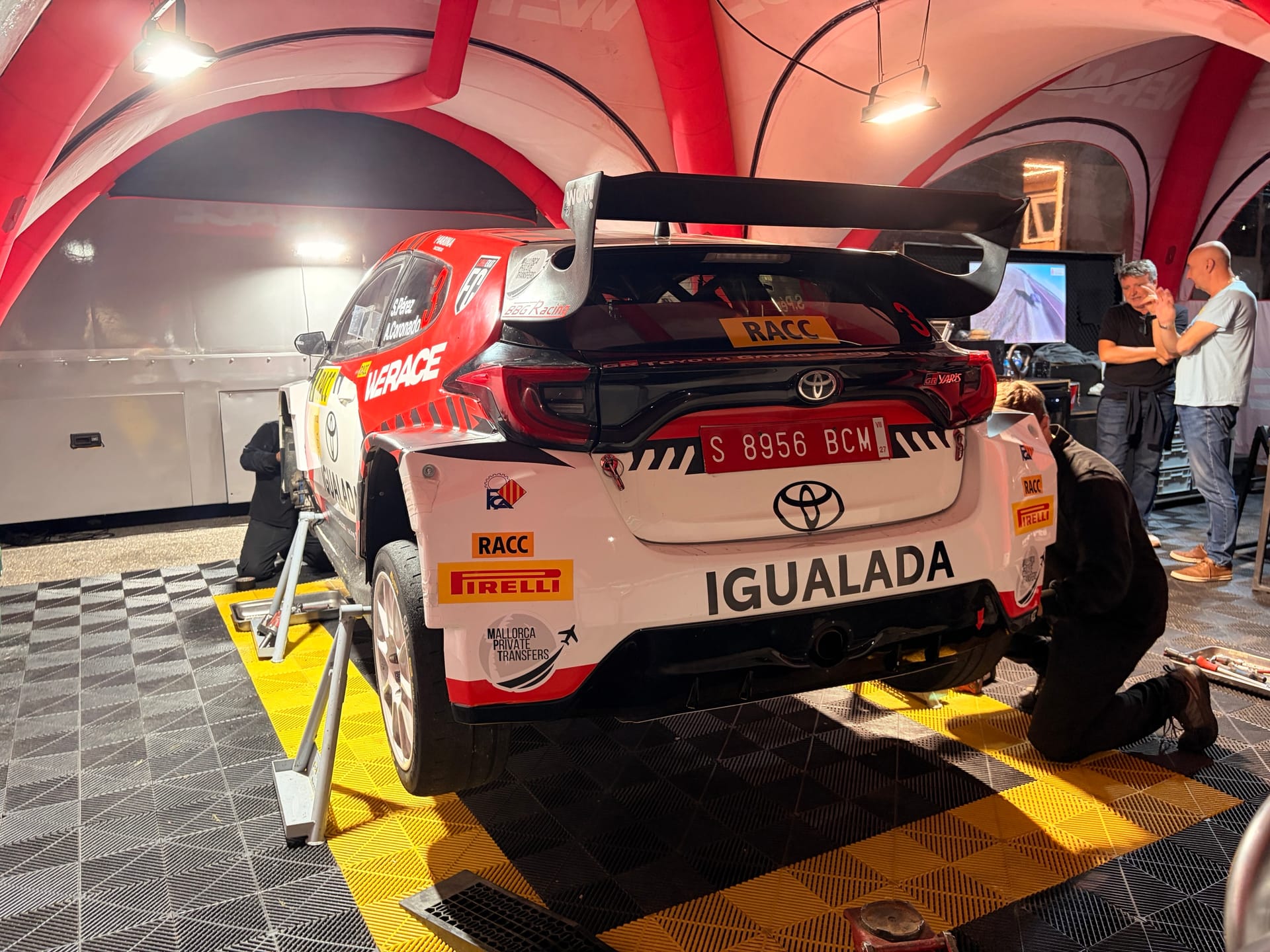 Los mecánicos trabajan en el Toyota número 3 de Sergi Pérez y Axel Coronado en la asistencia del RallyRACC