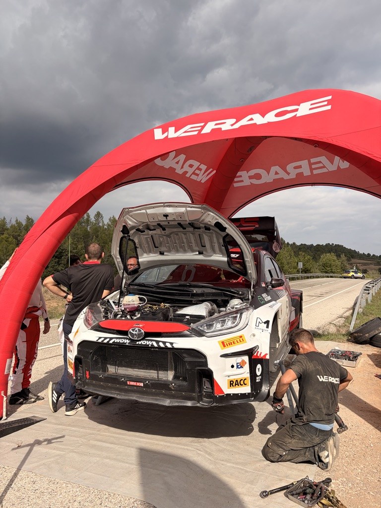 El Toyota GR Yaris Rally2 de Sergi Pérez, con el capó abierto durante el test