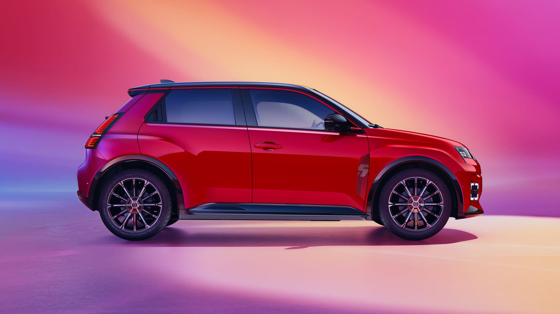 Perfil de un Renault 5 E-Tech rojo