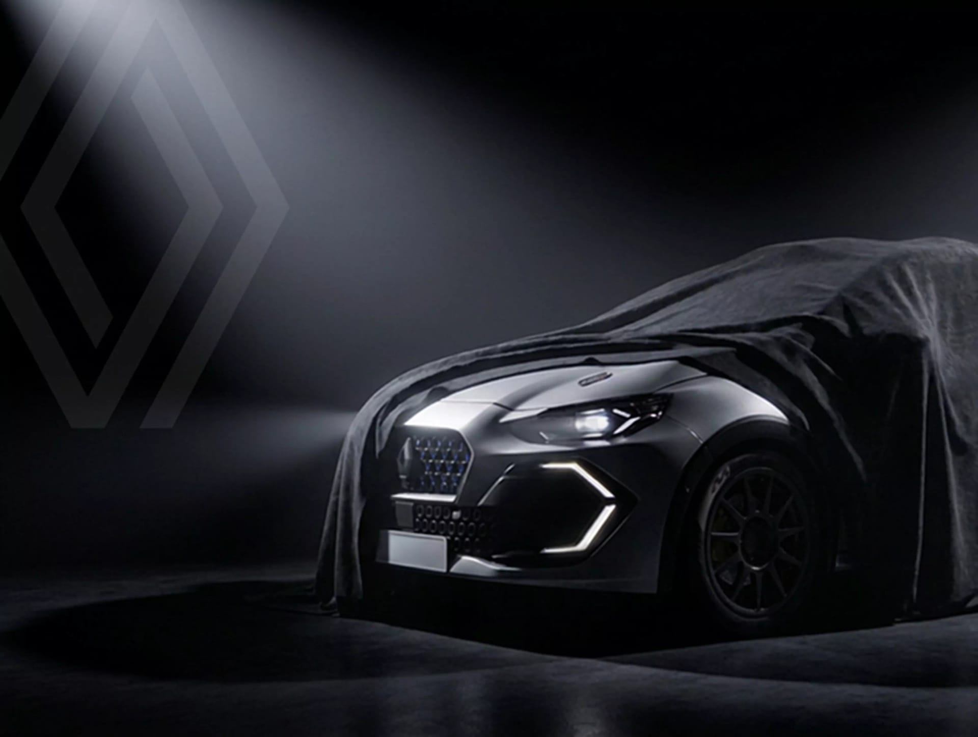 El nuevo Renault Clio Rally5, cubierto con una lona que deja ver el frontal y las luces