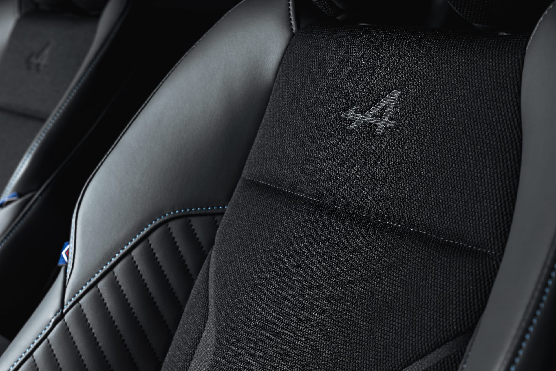 Asiento del acabado Esprit Alpine con el logotipo de Alpine bordado