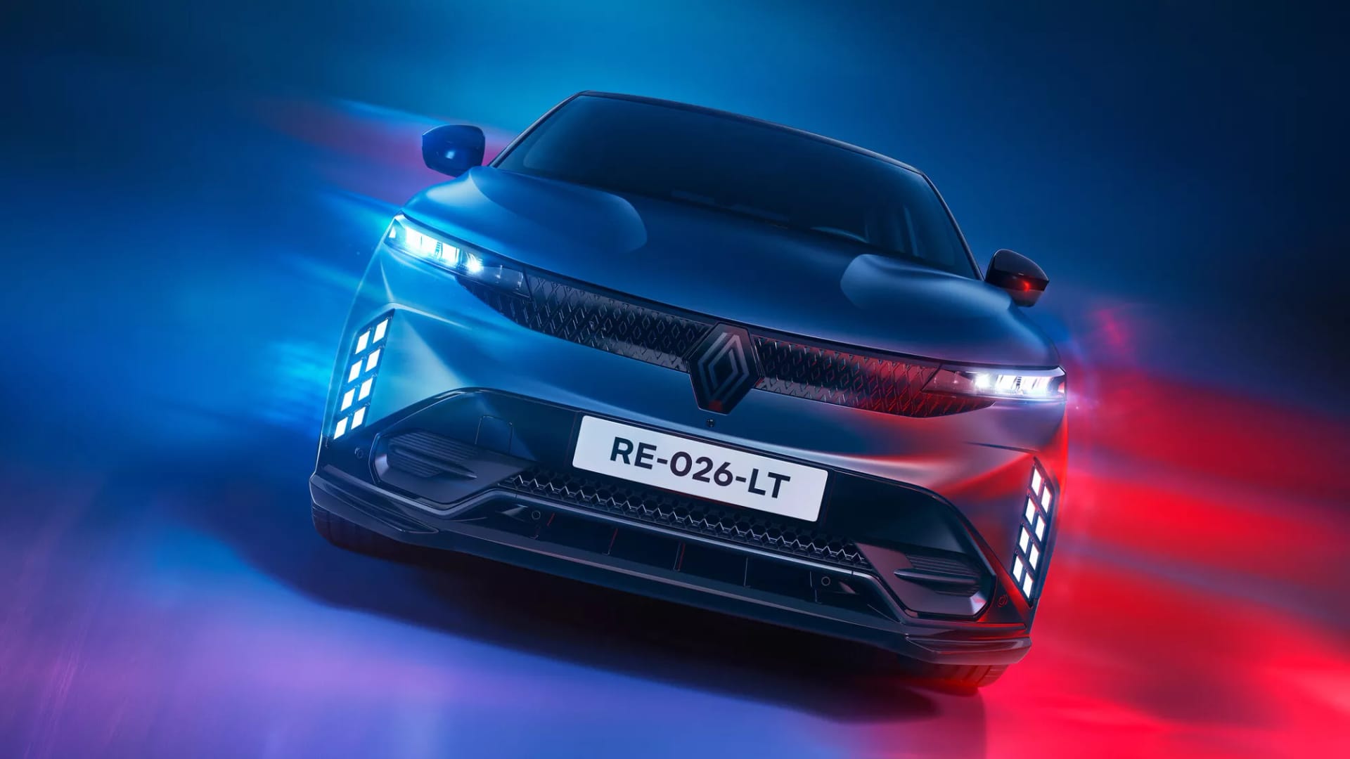 Frontal del nuevo Renault Megane E-Tech con los faros encendidos, sobre un fondo azul y rojo