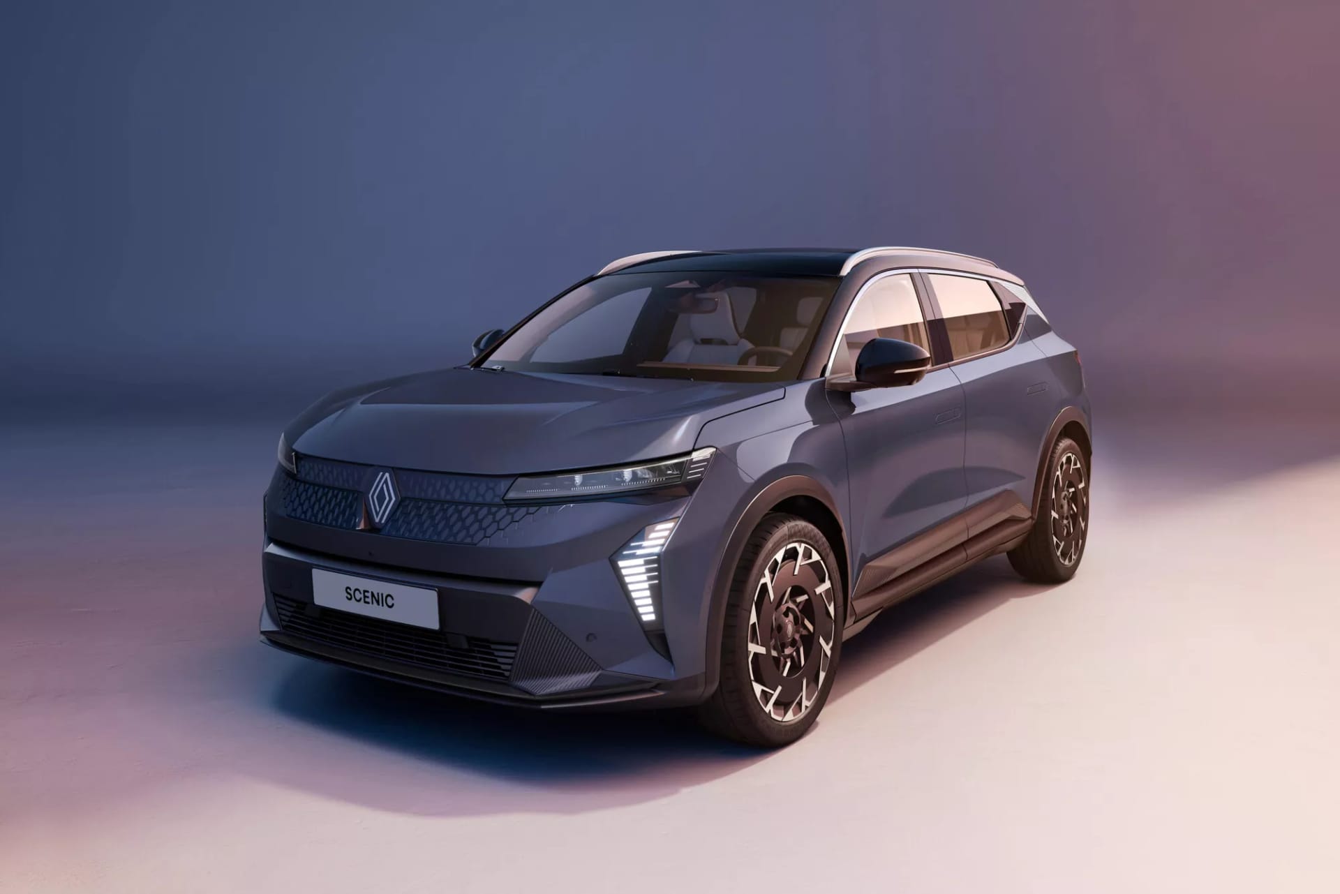 El Renault Scenic E-Tech eléctrico 2026 en gris oscuro, visto de tres cuartos delantero en un estudio